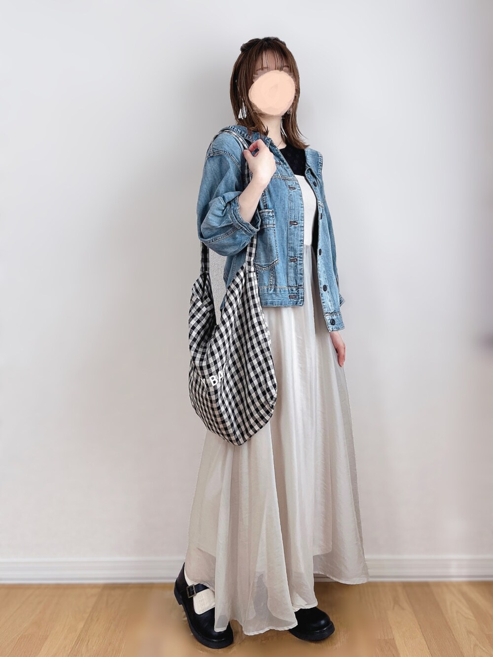 ベージュ系のワンピース、ブラック系のTシャツ/カットソー、ブルー系のデニムジャケットを着用したレディースの春コーディネートの4枚目の写真