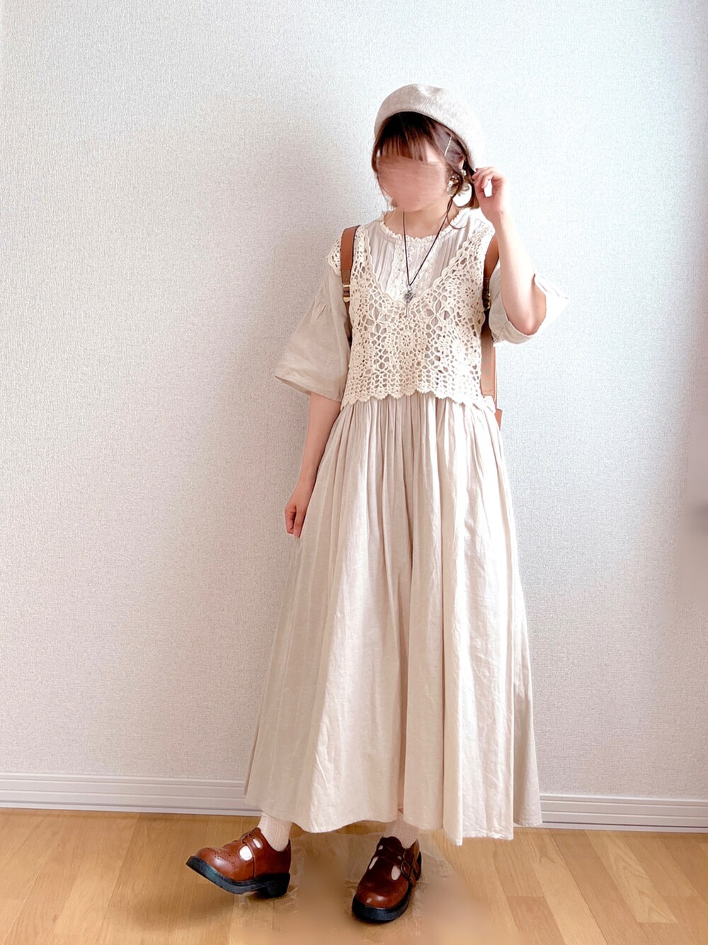 その他のベスト、イエロー系のバックパック/リュック、イエロー系のドレスシューズを着用したレディースの夏コーディネートの3枚目の写真