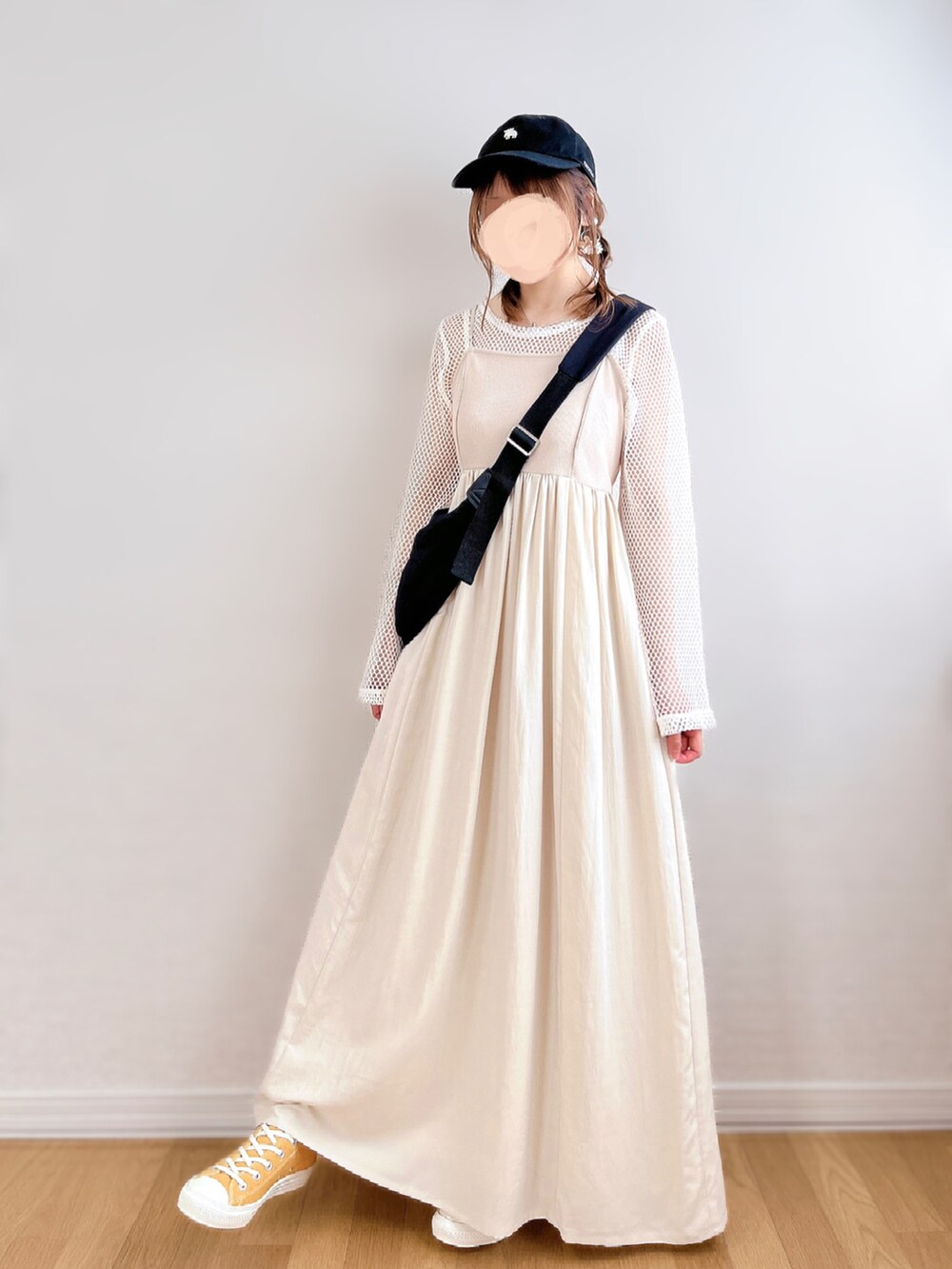 ホワイト系のワンピース、ホワイト系のトップス、ゴールド系のスニーカーを着用したレディースの夏コーディネートの4枚目の写真