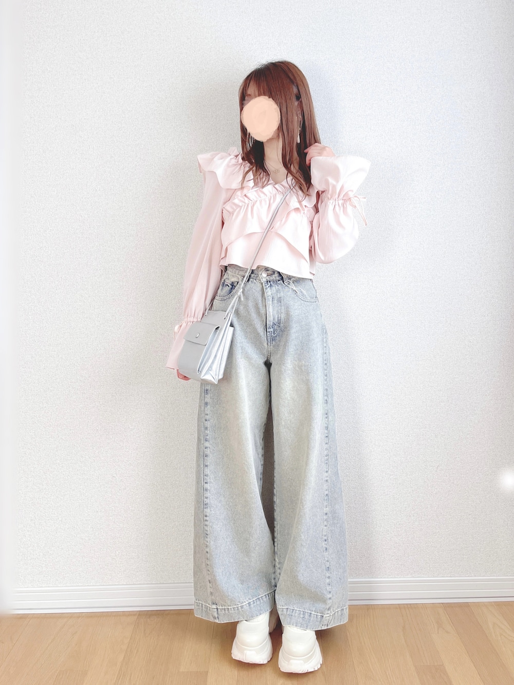 ピンク系のシャツ/ブラウス、ホワイト系のスニーカー、ブルー系のデニムパンツを着用したレディースの夏コーディネートの3枚目の写真