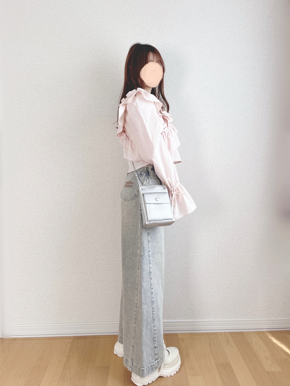 ピンク系のシャツ/ブラウス、ホワイト系のスニーカー、ブルー系のデニムパンツを着用したレディースの夏コーディネートの2枚目の写真