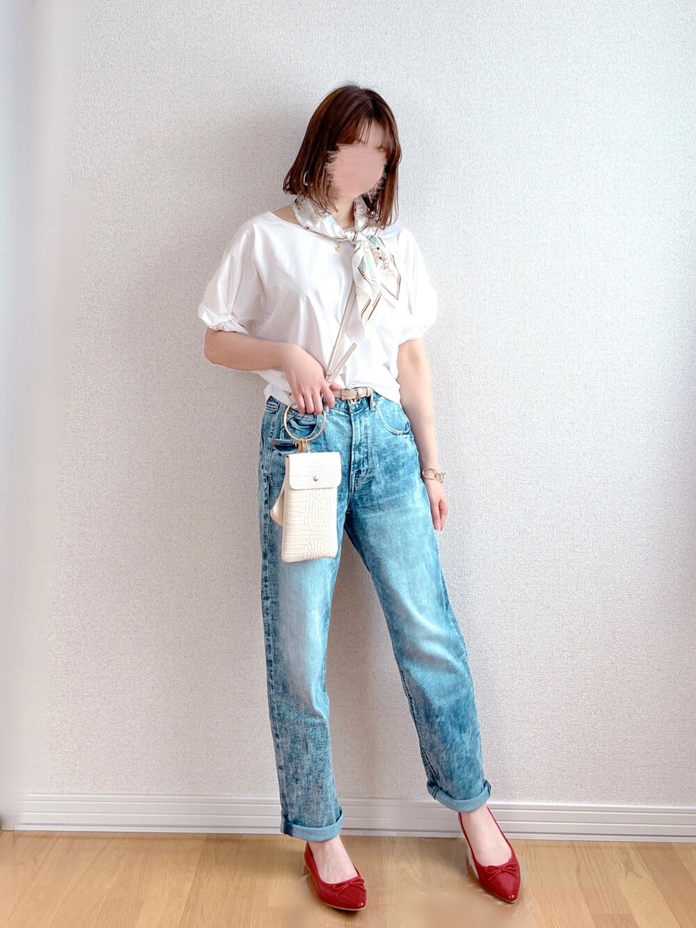 ホワイト系のTシャツ/カットソー、イエロー系のスカート、ブラック系のショルダーバッグを着用したレディースの夏コーディネートの5枚目の写真