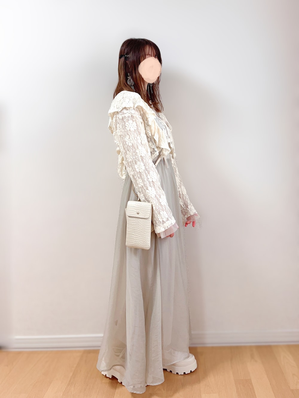 ホワイト系のカーディガン/ボレロ、ホワイト系のTシャツ/カットソー、ベージュ系のワンピースを着用したレディースの秋コーディネートの3枚目の写真