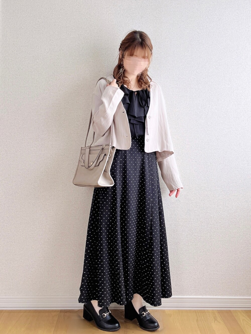 ã°ã¬ãŒç³»ã®ã»ããã¢ããããã¯ã€ãç³»ã®ã·ã£ã/ãã©ãŠã¹ããã¯ã€ãç³»ã®ãã¬ã¹ã·ã¥ãŒãºãççšããã¬ãã£ãŒã¹ã®å€ã³ãŒãã£ããŒãã®4æç®ã®åç