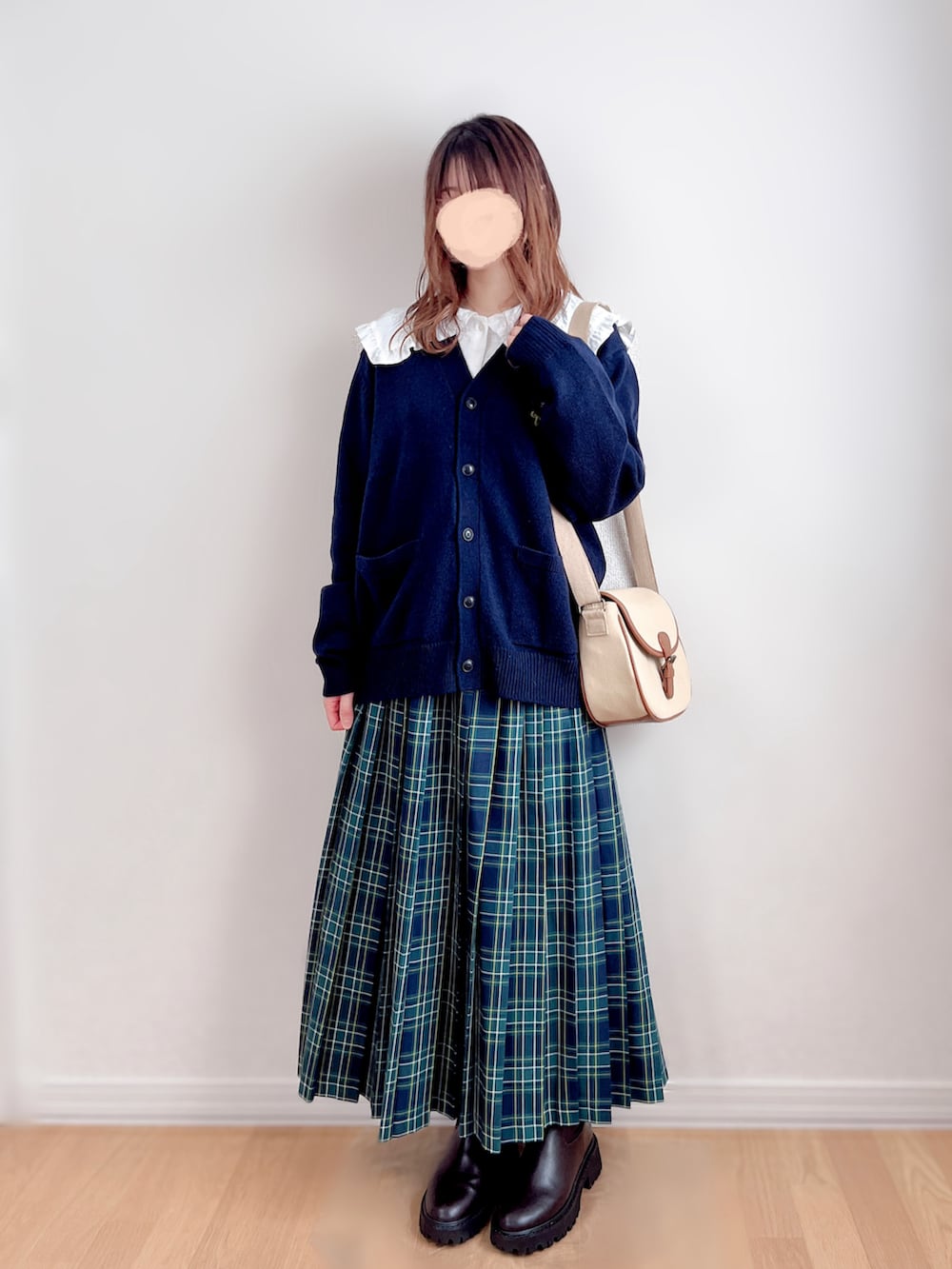 ブルー系のカーディガン/ボレロ、ホワイト系のシャツ/ブラウス、ブルー系のスカートを着用したレディースの冬コーディネートの4枚目の写真