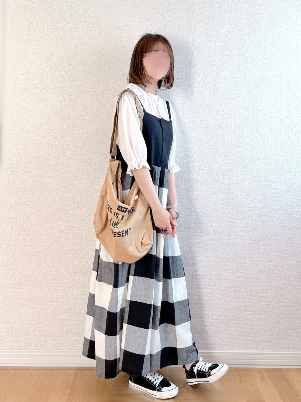 グリーン系のシャツ/ブラウス、ブルー系のトートバッグ、ブラック系のスニーカーを着用したレディースの夏コーディネートの4枚目の写真