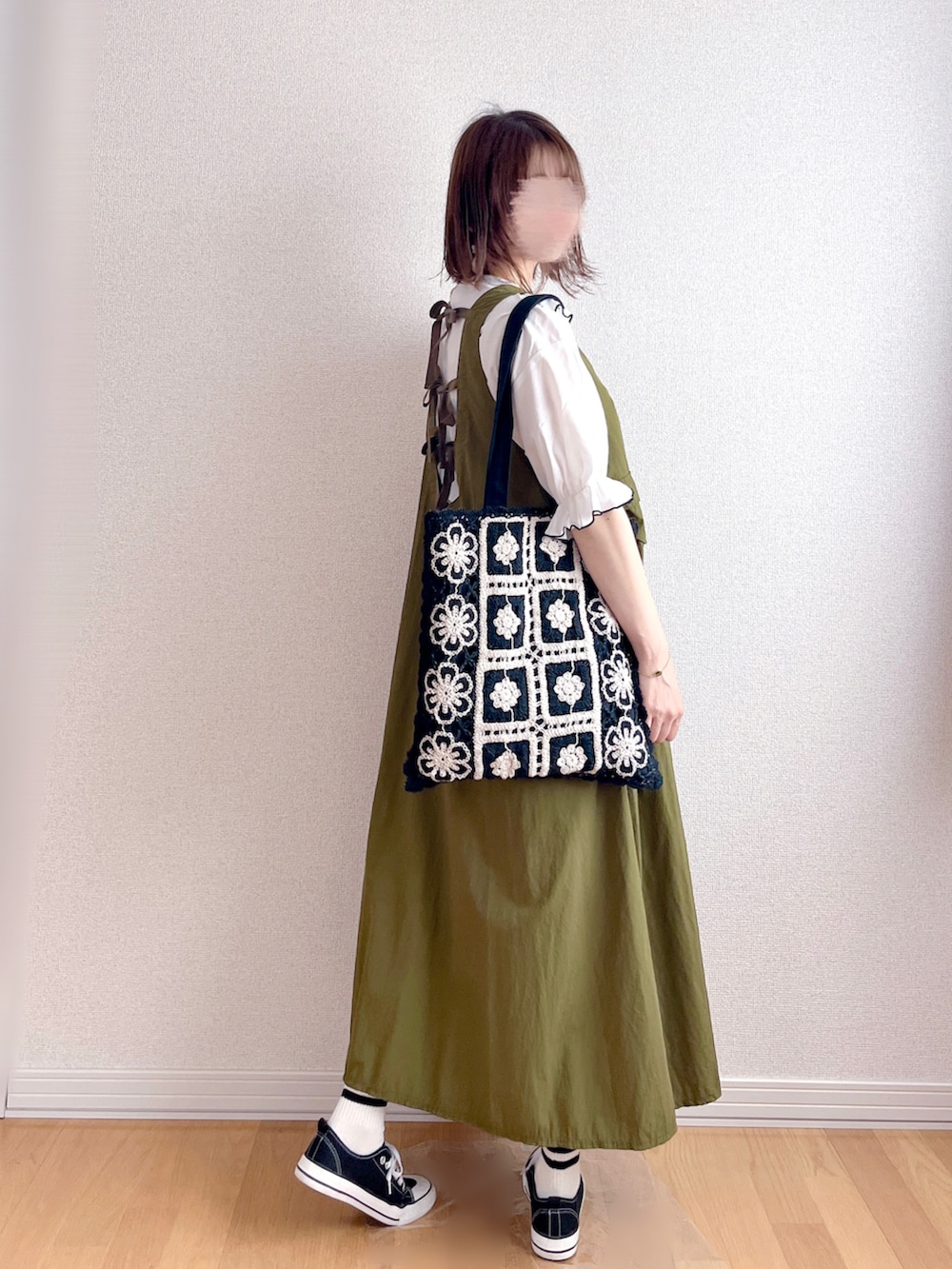 グリーン系のワンピース、ホワイト系のシャツ/ブラウス、ブラック系のトートバッグを着用したレディースの秋コーディネートの2枚目の写真