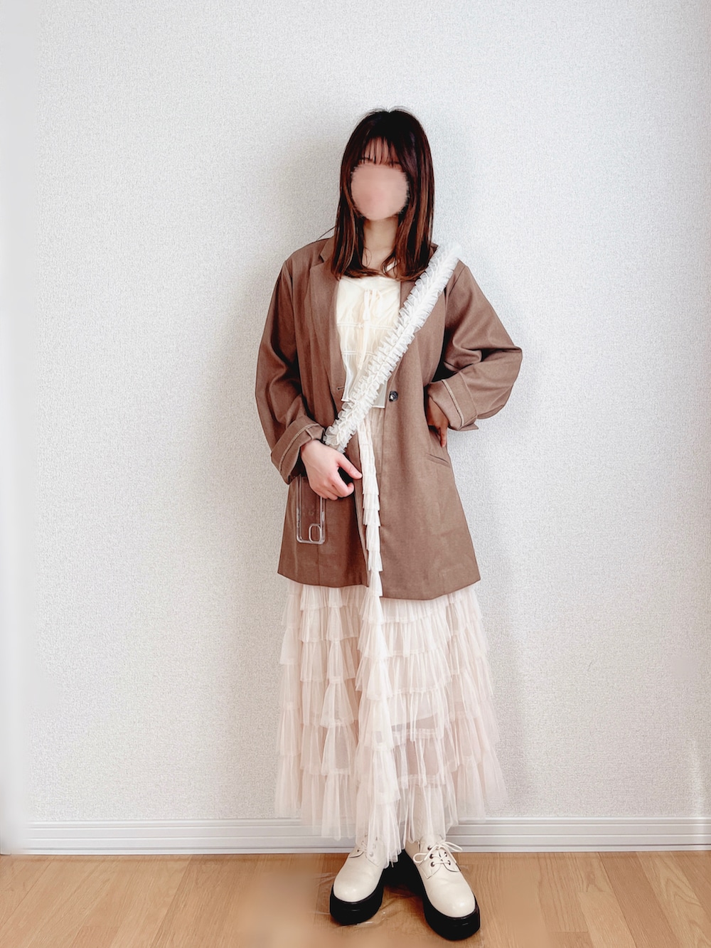 ブラウン系のテーラードジャケット、ホワイト系のキャミソール、ホワイト系のキャミソールを着用したレディースの春コーディネートの3枚目の写真