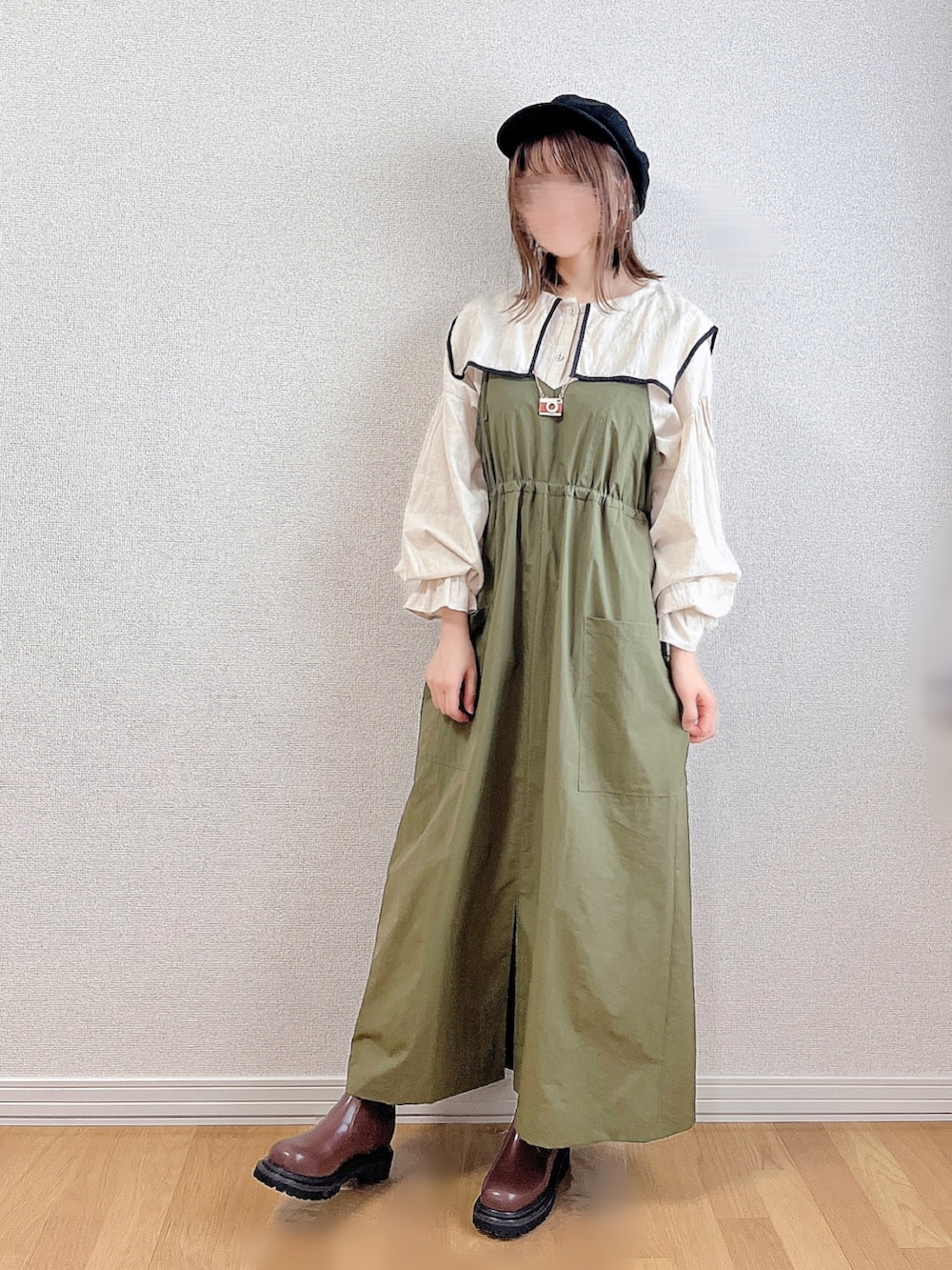 グリーン系のワンピース、ホワイト系のシャツ/ブラウス、ブラウン系のトートバッグを着用したレディースの秋コーディネートの2枚目の写真