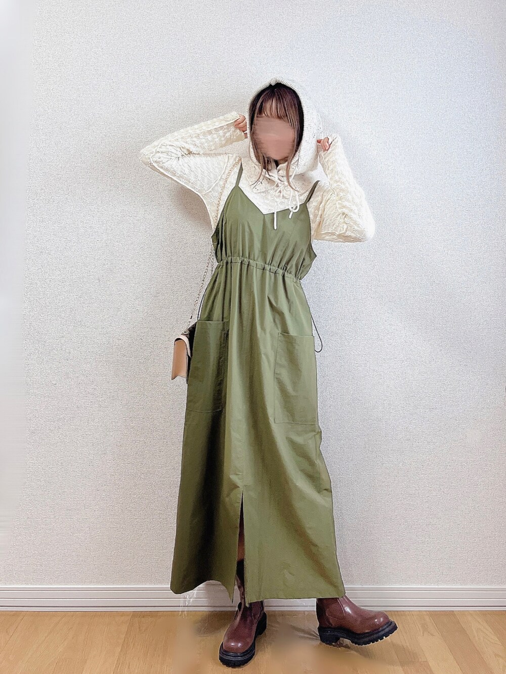 グリーン系のワンピース、ホワイト系のTシャツ/カットソー、ブラウン系のブーツを着用したレディースの秋コーディネートの4枚目の写真