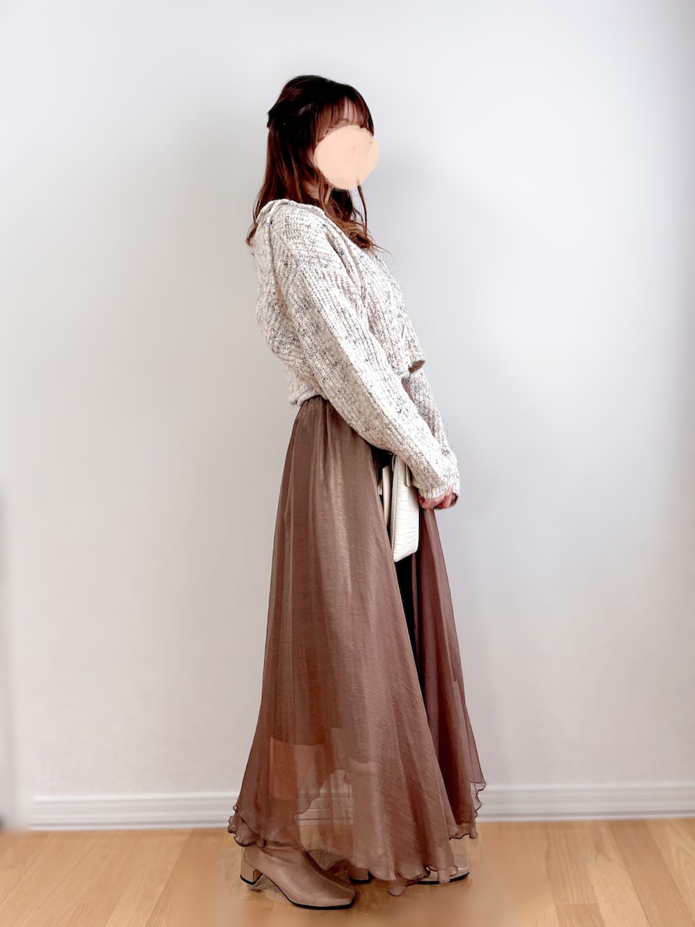 ホワイト系のカーディガン/ボレロ、ベージュ系のブーツ、ホワイト系のTシャツ/カットソーを着用したレディースの秋コーディネートの4枚目の写真