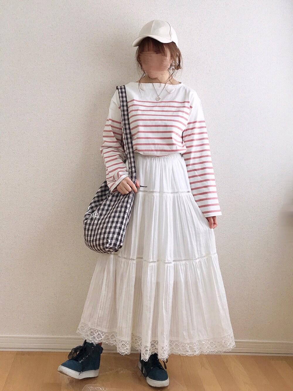 ピンク系のTシャツ/カットソー、ホワイト系のスカート、グリーン系のジャケット/アウターを着用したレディースの春コーディネートの3枚目の写真