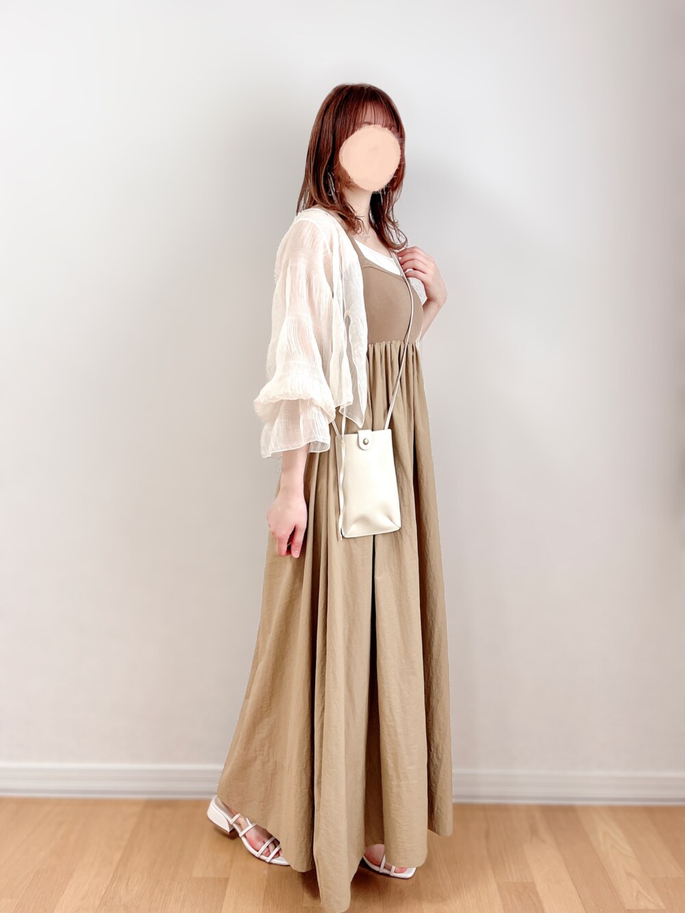 イエロー系のワンピース、ホワイト系のシャツ/ブラウス、ホワイト系のキャミソールを着用したレディースの夏コーディネートの4枚目の写真