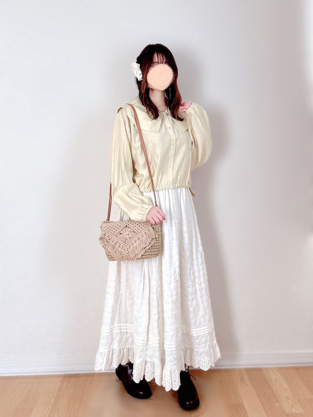 イエロー系のシャツ/ブラウス、ホワイト系のスカート、ブラウン系のドレスシューズを着用したレディースの春コーディネートの4枚目の写真