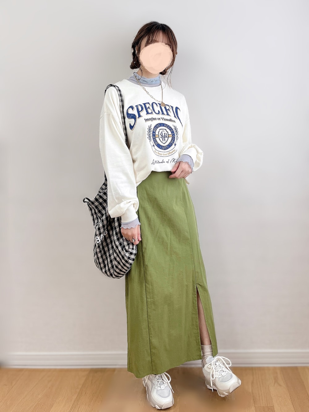 ホワイト系のスウェット、ブルー系のTシャツ/カットソー、グリーン系のスカートを着用したレディースの春コーディネートの3枚目の写真