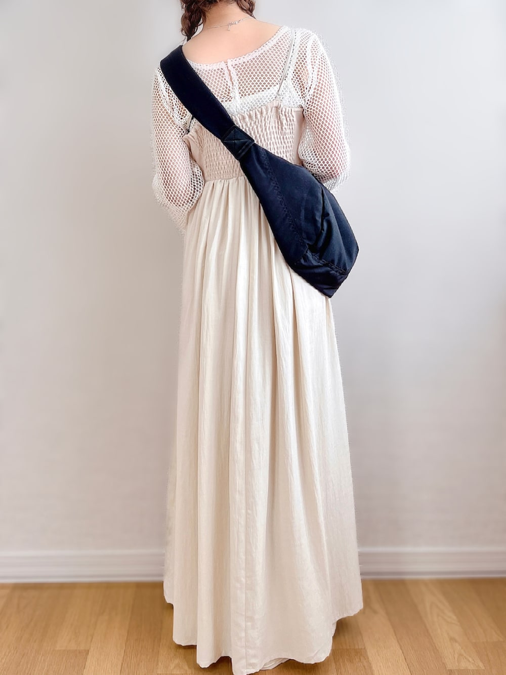 ホワイト系のワンピース、ホワイト系のトップス、ゴールド系のスニーカーを着用したレディースの夏コーディネートの5枚目の写真