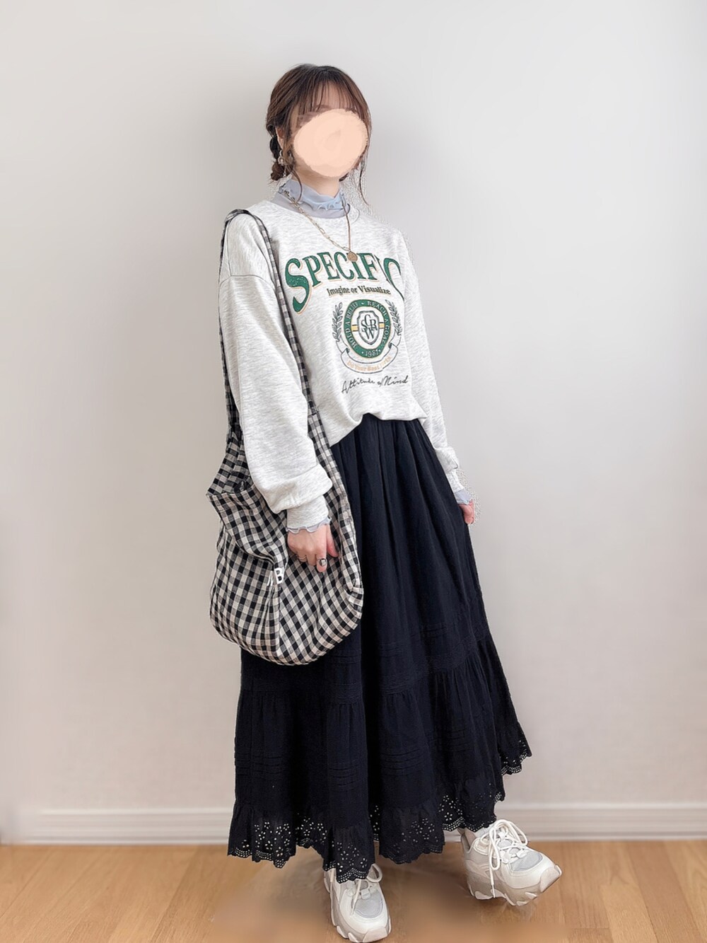 グリーン系のモッズコート、グレー系のスウェット、ブルー系のTシャツ/カットソーを着用したレディースの冬コーディネートの4枚目の写真