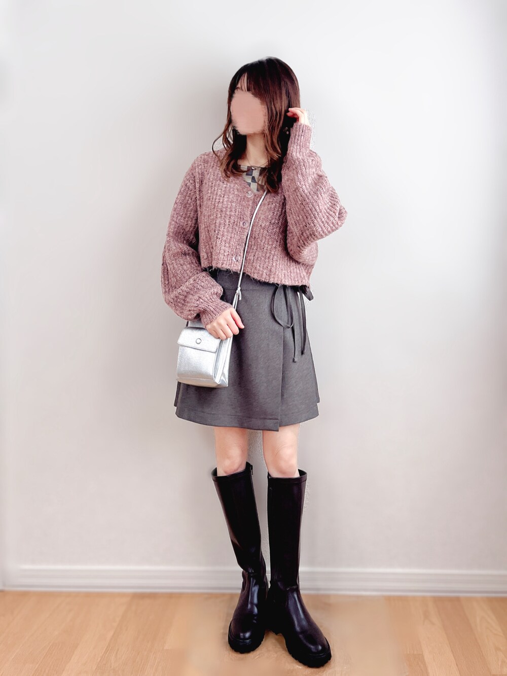 ピンク系のカーディガン/ボレロ、グレー系のキャミソール、グレー系のスカートを着用したレディースの冬コーディネートの3枚目の写真