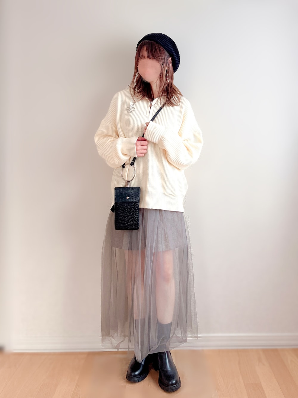 ホワイト系のニット/セーター、グレー系のワンピース、ブラウン系のパンツを着用したレディースの秋コーディネートの4枚目の写真