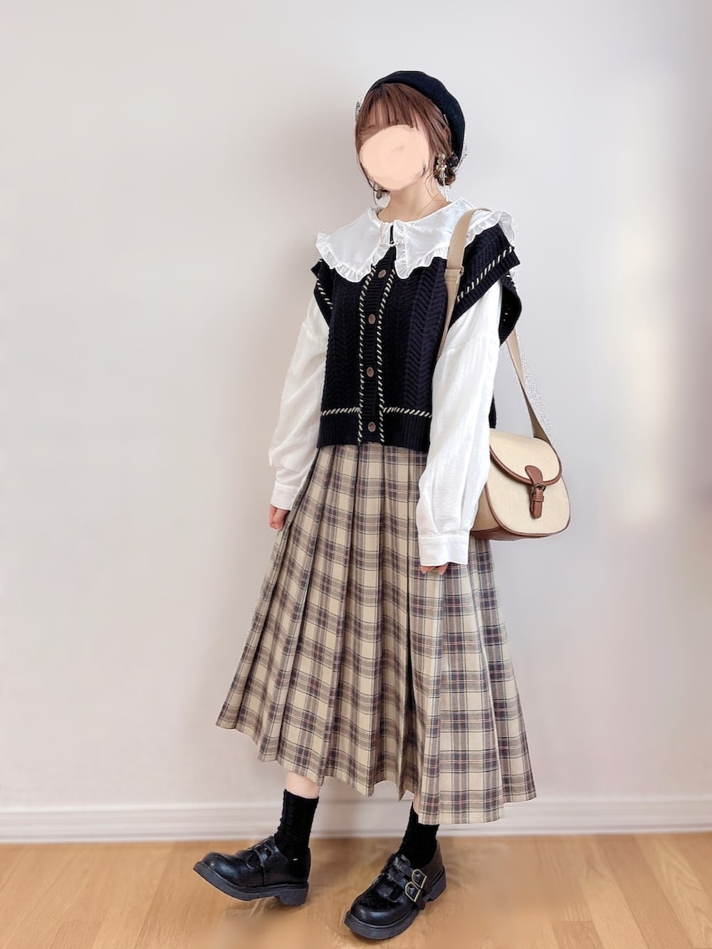 ホワイト系のシャツ/ブラウス、ブラック系のベスト、ベージュ系のスカートを着用したレディースの冬コーディネートの2枚目の写真