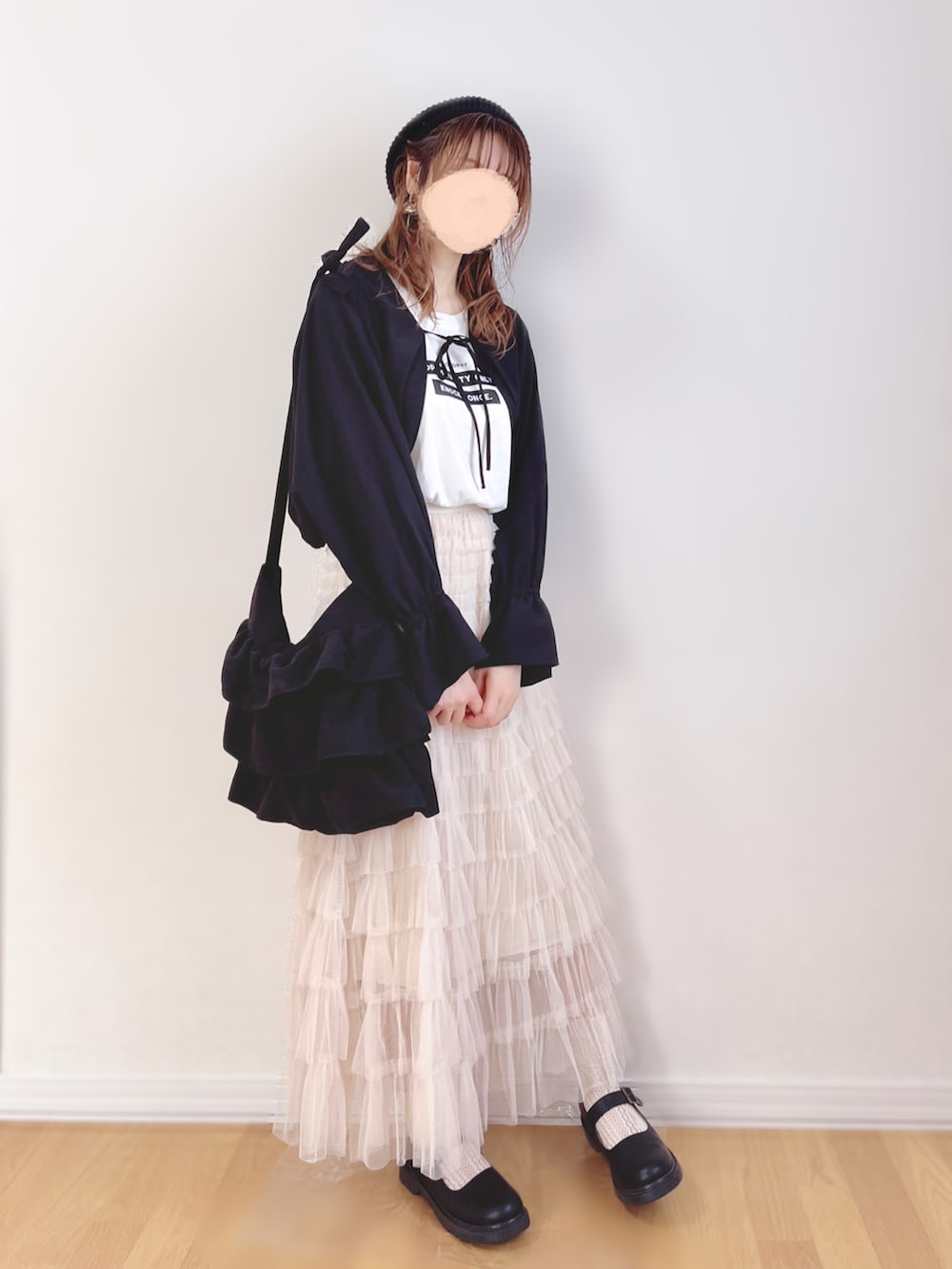 ブラック系のシャツ/ブラウス、ホワイト系のスカート、ブラック系のトートバッグを着用したレディースの秋コーディネートの3枚目の写真