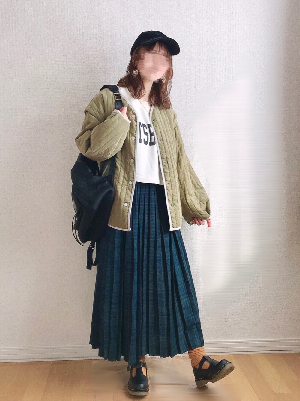 グリーン系のジャケット/アウター、ブルー系のスカート、ホワイト系のスウェットを着用したレディースの冬コーディネートの2枚目の写真