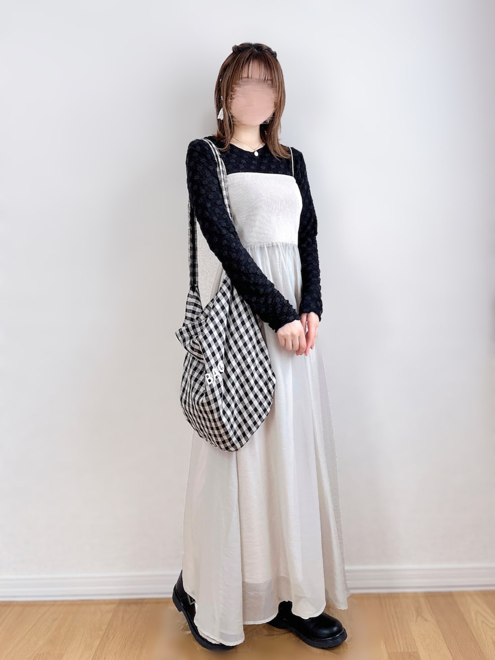 ベージュ系のワンピース、ブラック系のTシャツ/カットソー、ブルー系のデニムジャケットを着用したレディースの春コーディネートの3枚目の写真