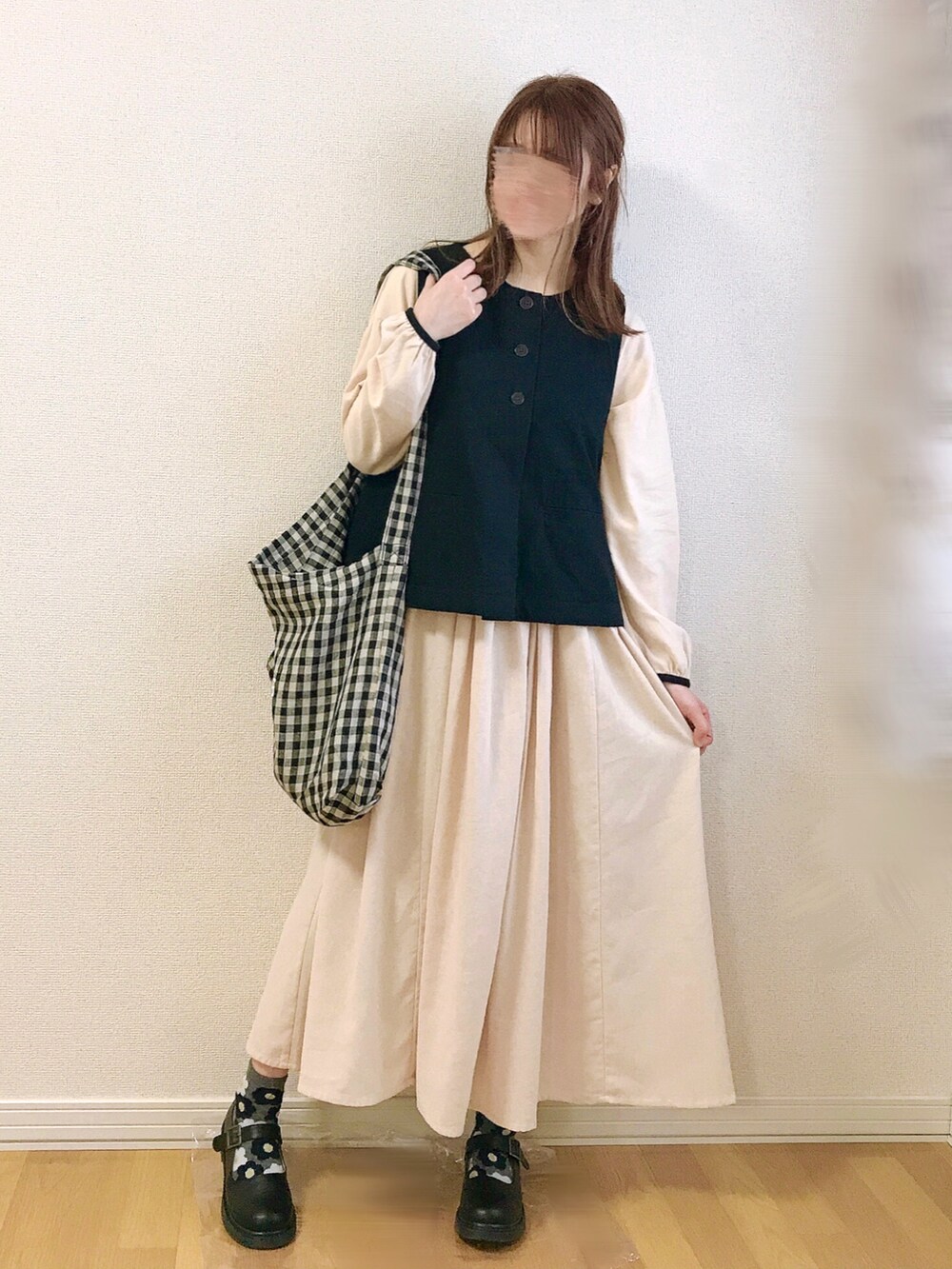 ホワイト系のワンピース、ブラック系のベスト、ブラック系のその他シューズを着用したレディースの春コーディネートの3枚目の写真