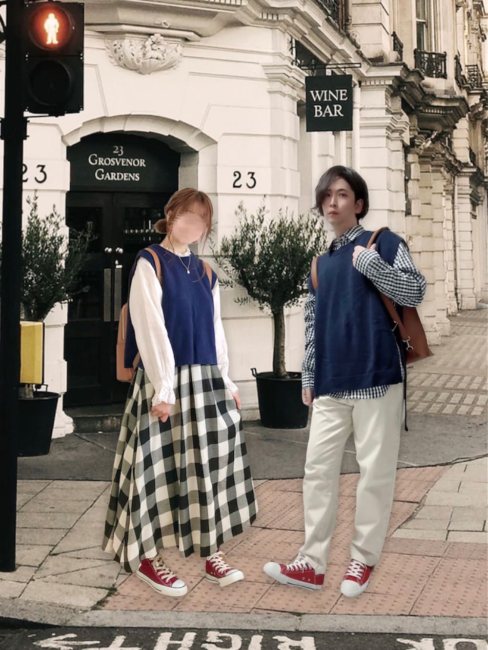 ホワイト系のシャツ/ブラウス、ブルー系のベスト、ブラック系のスカートを着用したレディースの夏コーディネートの2枚目の写真