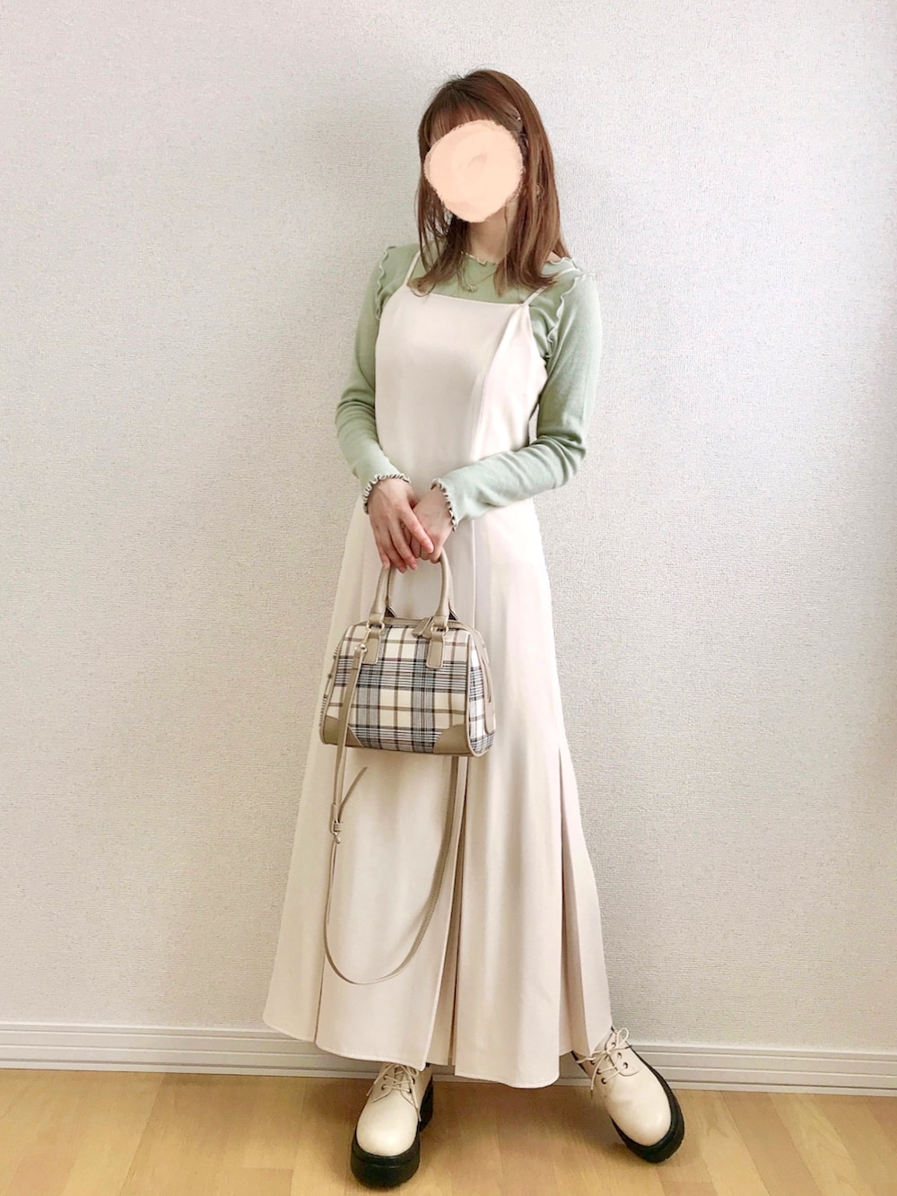ベージュ系のワンピース、グリーン系のTシャツ/カットソー、ブラウン系のショルダーバッグを着用したレディースの夏コーディネートの2枚目の写真