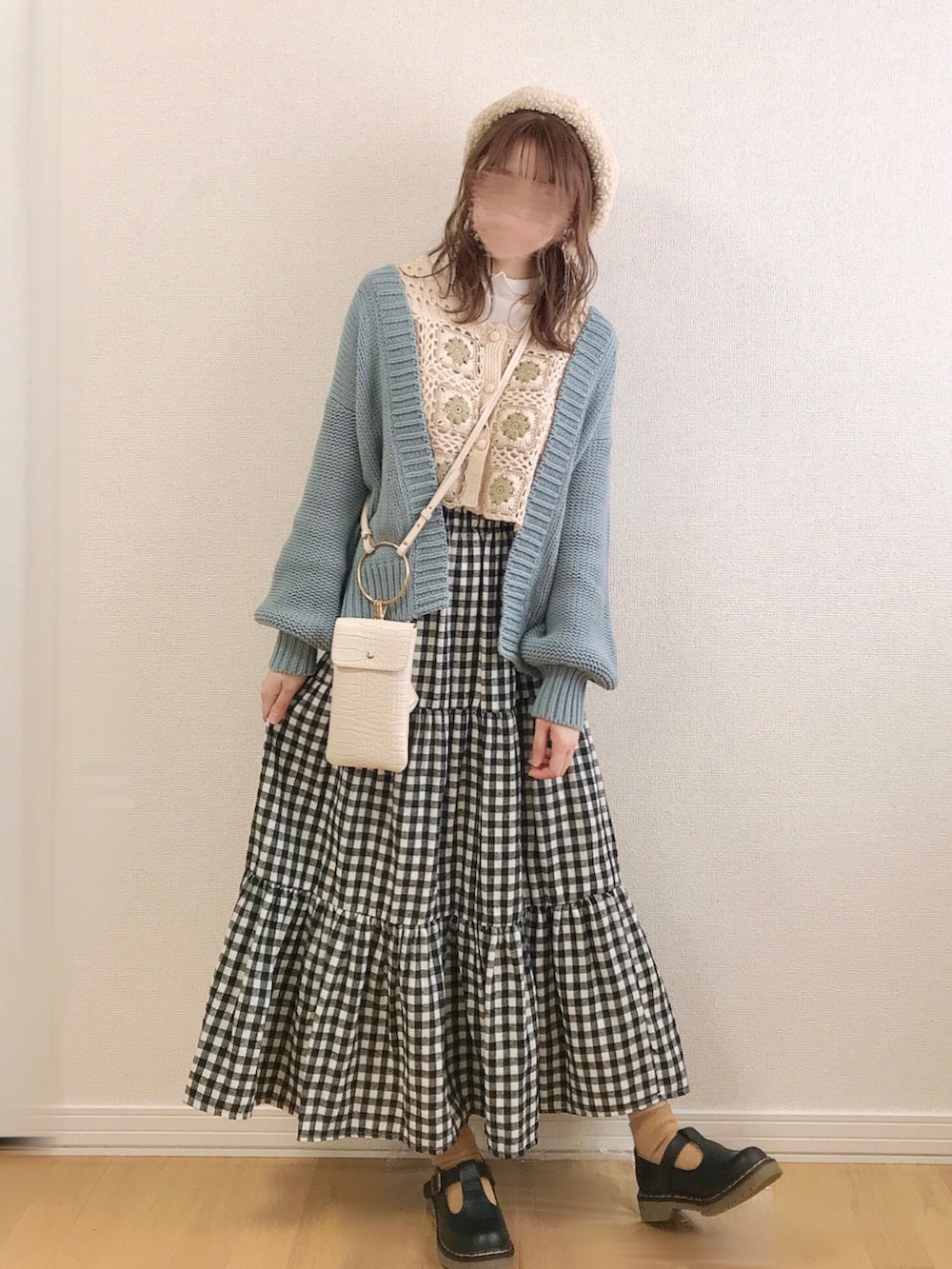 ホワイト系のベスト、ホワイト系のTシャツ/カットソー、ブルー系のカーディガン/ボレロを着用したレディースの春コーディネートの2枚目の写真