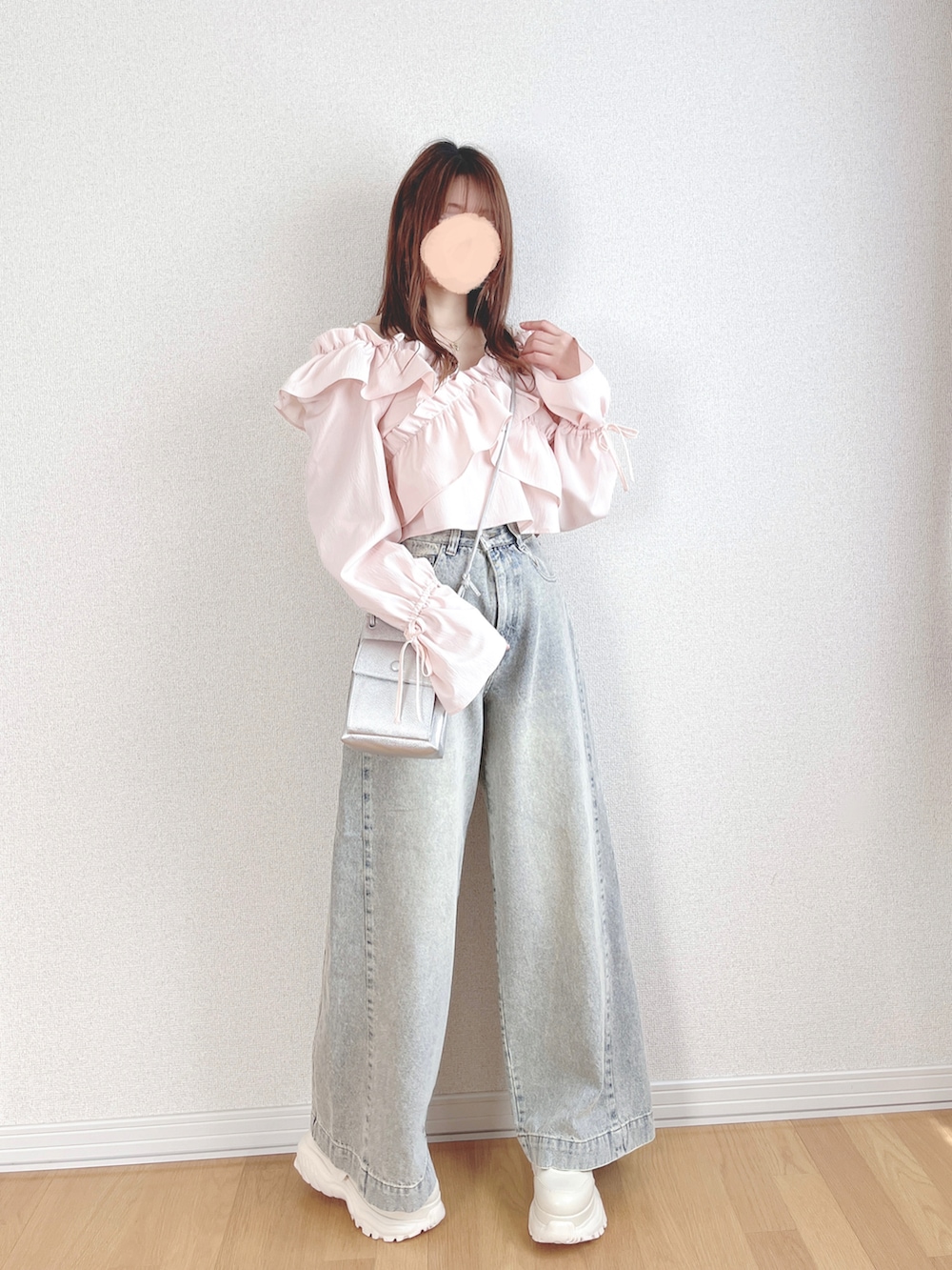 ピンク系のシャツ/ブラウス、ホワイト系のスニーカー、ブルー系のデニムパンツを着用したレディースの夏コーディネートの4枚目の写真