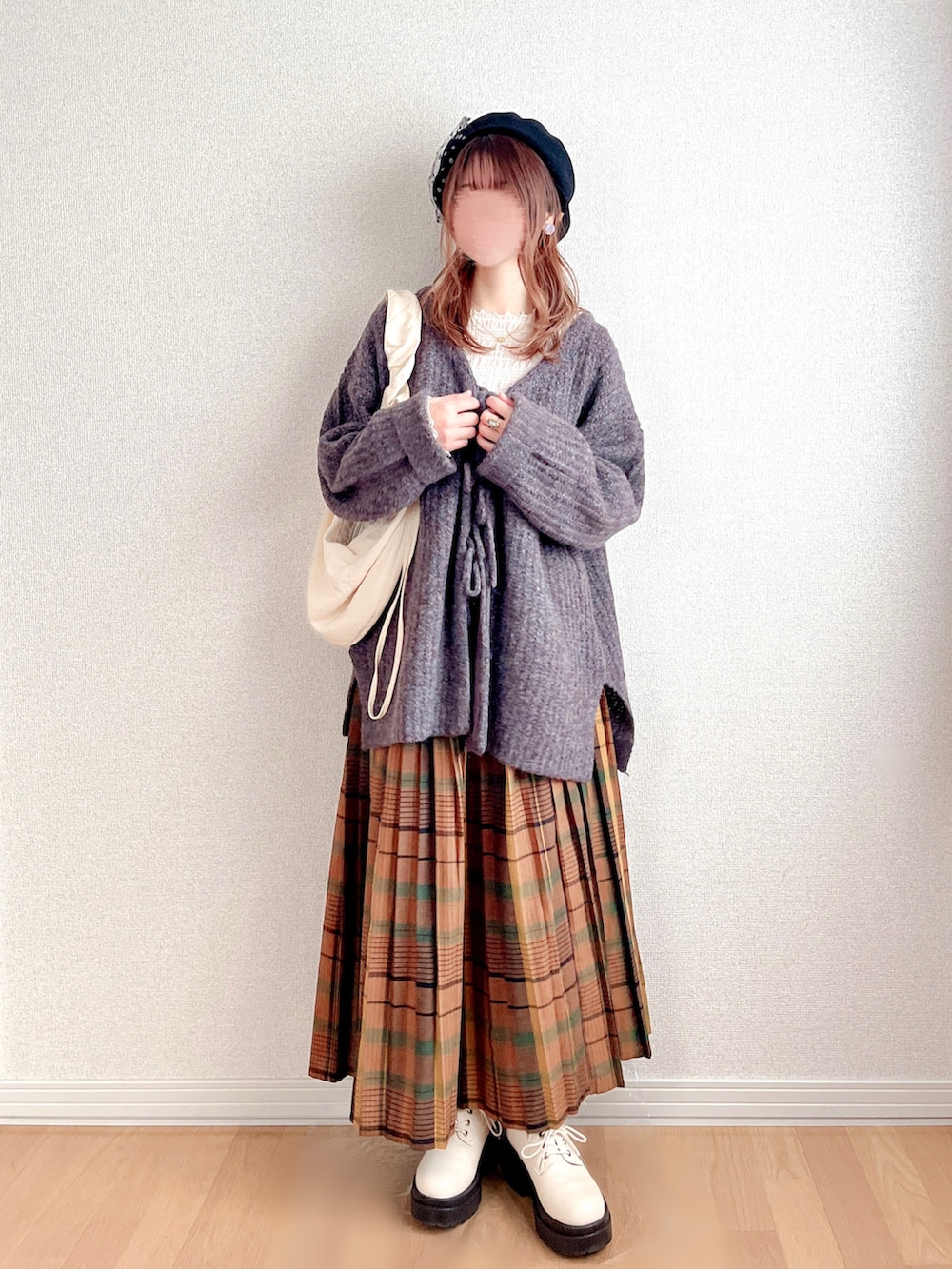 グレー系のTシャツ/カットソー、ホワイト系のTシャツ/カットソー、ホワイト系のドレスシューズを着用したレディースの冬コーディネートの5枚目の写真