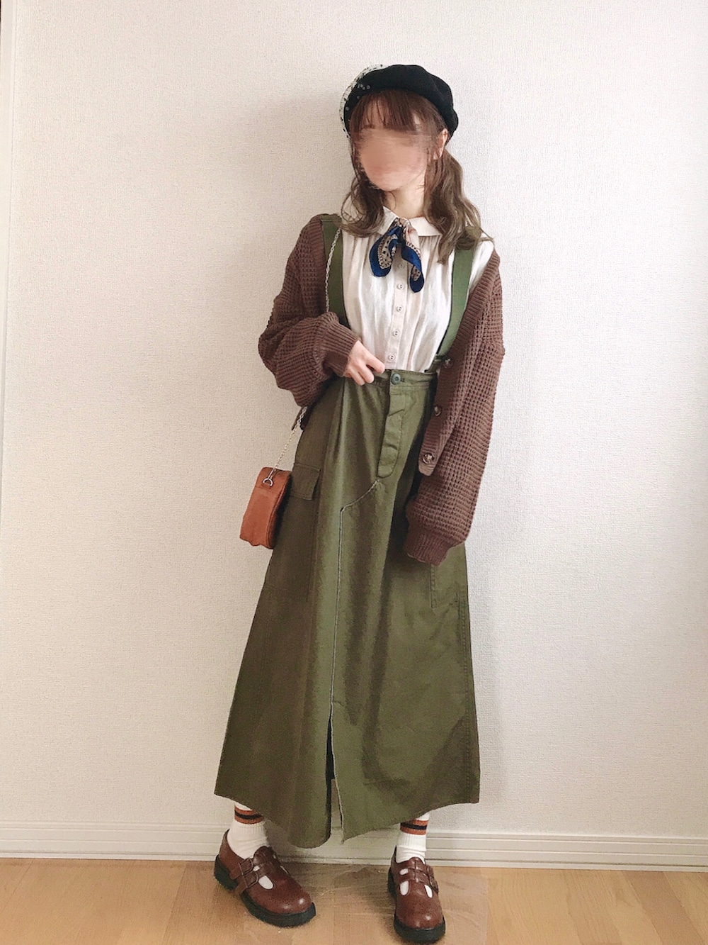 ホワイト系のシャツ/ブラウス、グリーン系のスカート、イエロー系のドレスシューズを着用したレディースの秋コーディネートの2枚目の写真