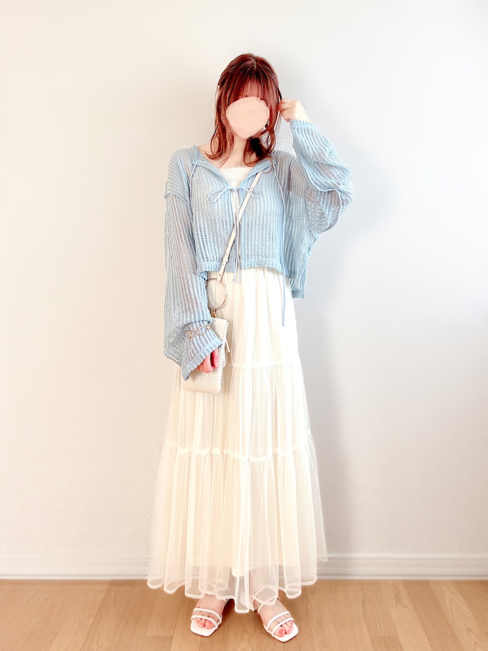 ブルー系のカーディガン/ボレロ、ホワイト系のスカート、ベージュ系のサンダルを着用したレディースの夏コーディネートの3枚目の写真