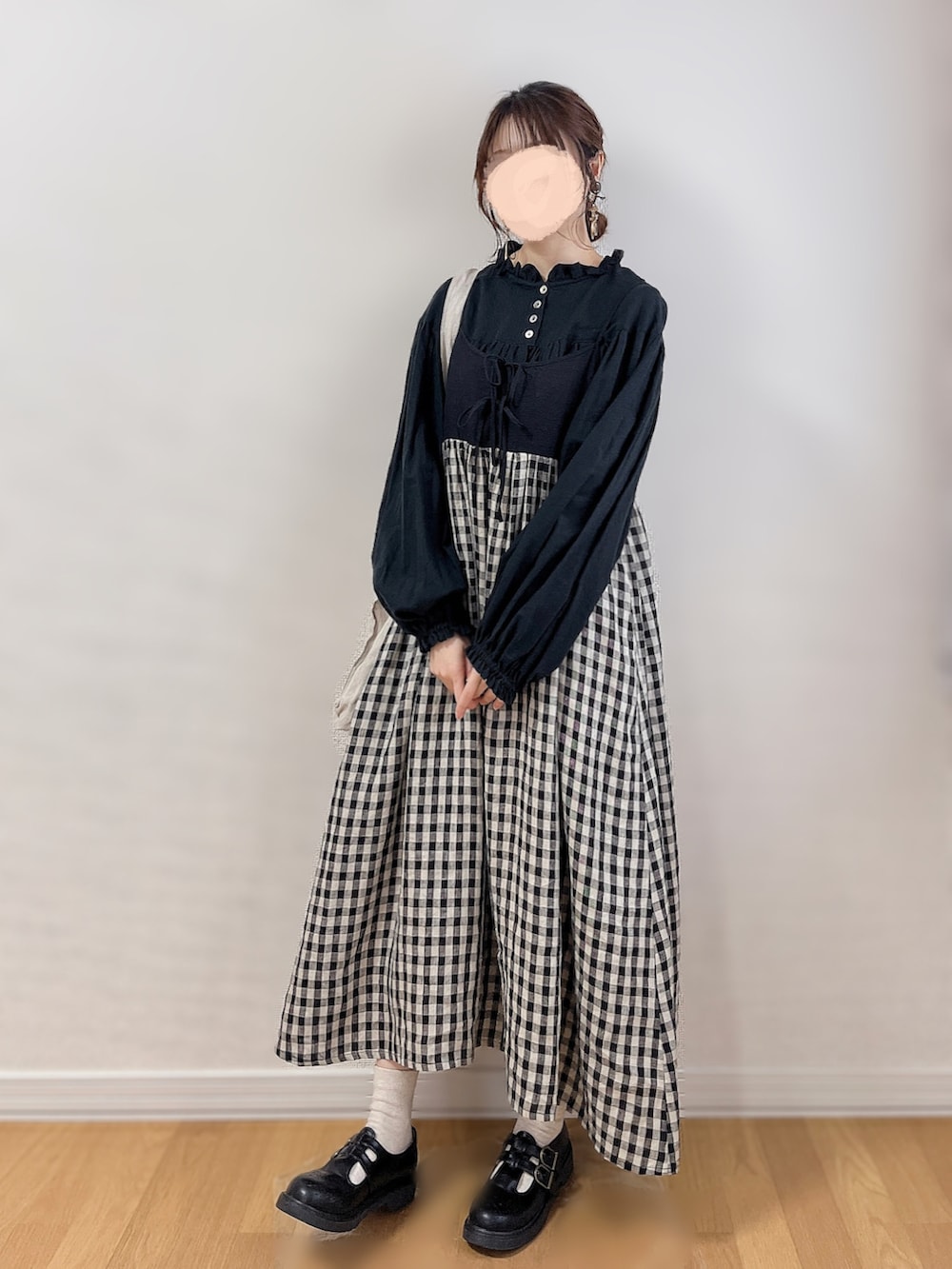 ベージュ系のシャツ/ブラウス、ブラック系のワンピース/ドレス、ブラック系のドレスシューズを着用したレディースの春コーディネートの4枚目の写真