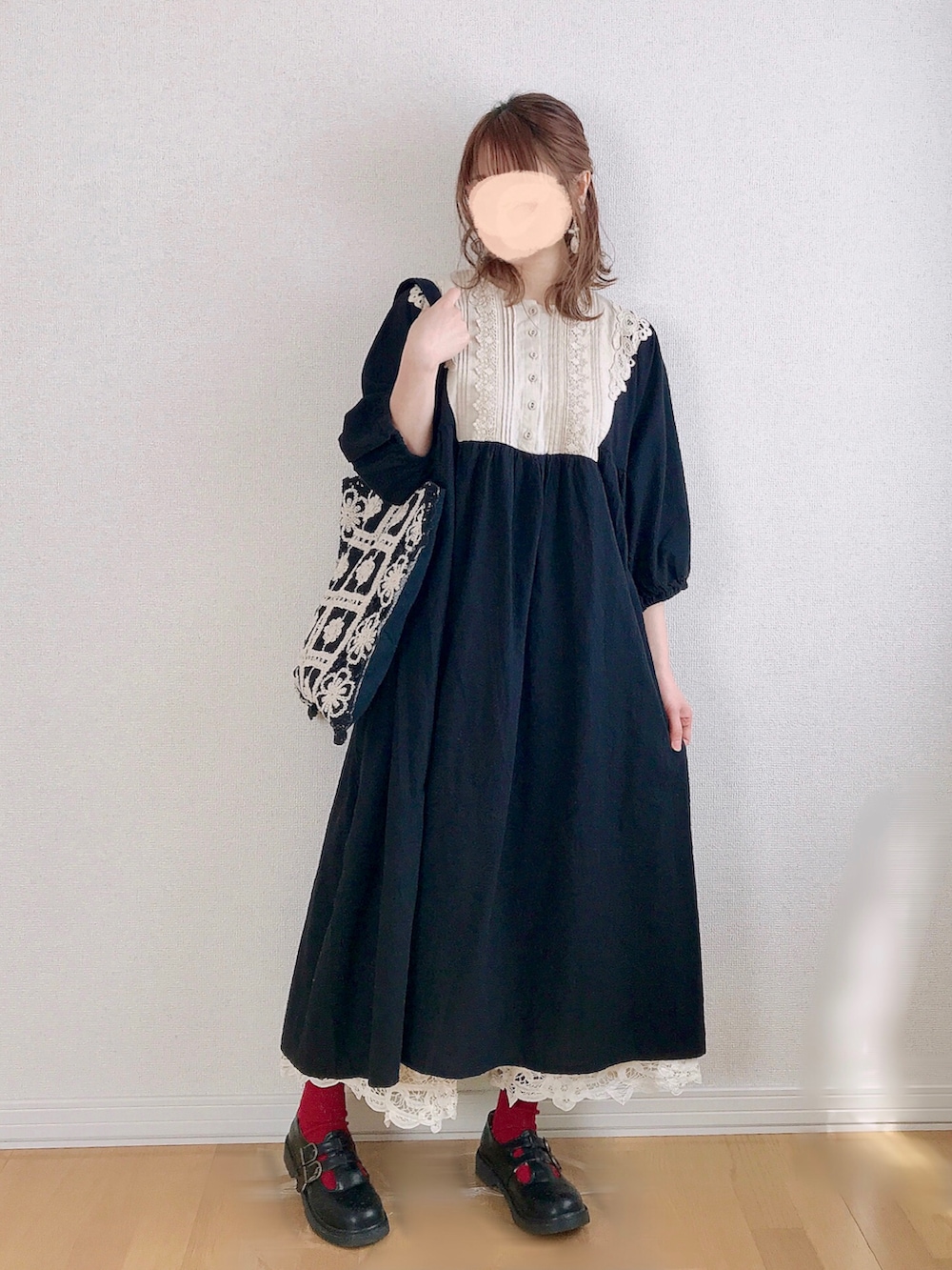 ブラック系のトートバッグ、ブラック系のドレスシューズ、ベージュ系のピアス(両耳用)を着用したレディースの春コーディネートの2枚目の写真