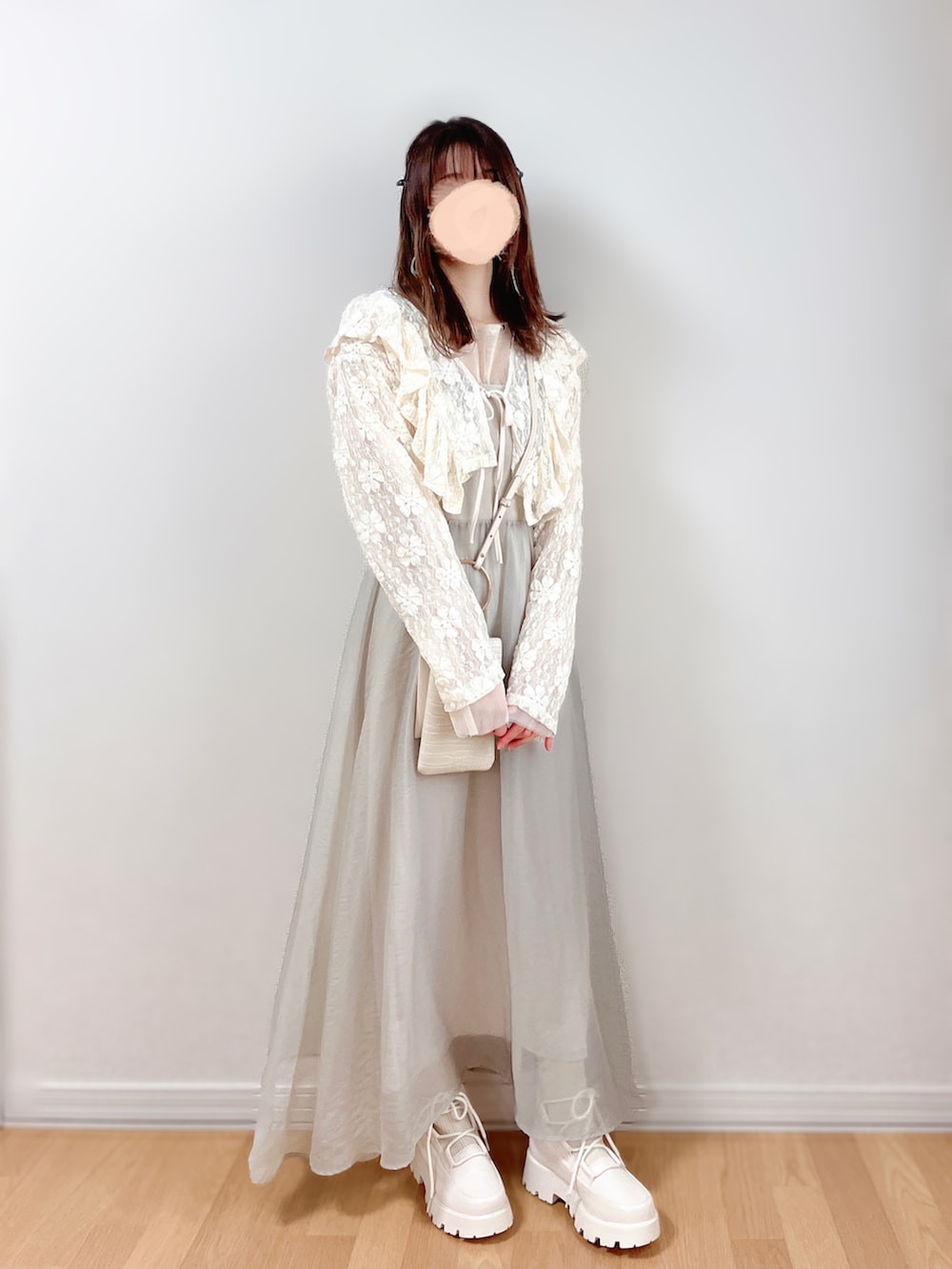 ホワイト系のカーディガン/ボレロ、ホワイト系のTシャツ/カットソー、ベージュ系のワンピースを着用したレディースの秋コーディネートの5枚目の写真