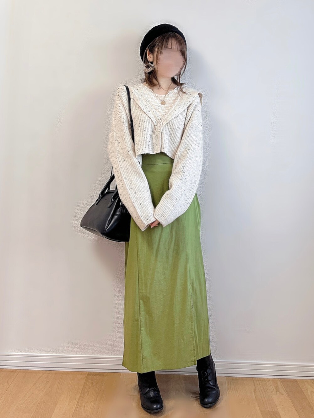 ホワイト系のカーディガン/ボレロ、ホワイト系のTシャツ/カットソー、グリーン系のスカートを着用したレディースの秋コーディネートの3枚目の写真