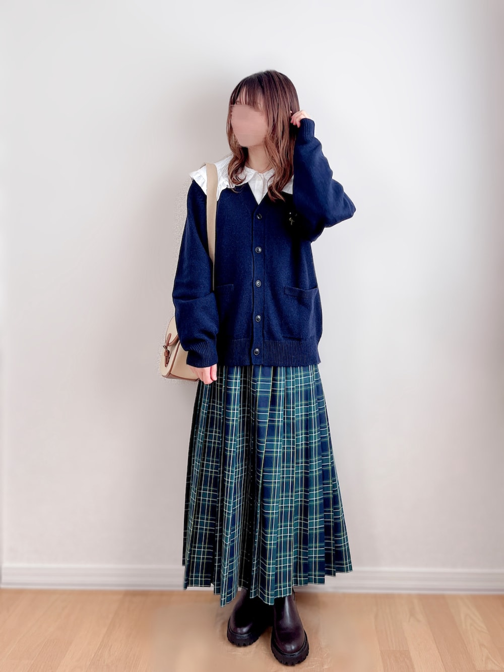 ブルー系のカーディガン/ボレロ、ホワイト系のシャツ/ブラウス、ブルー系のスカートを着用したレディースの冬コーディネートの2枚目の写真