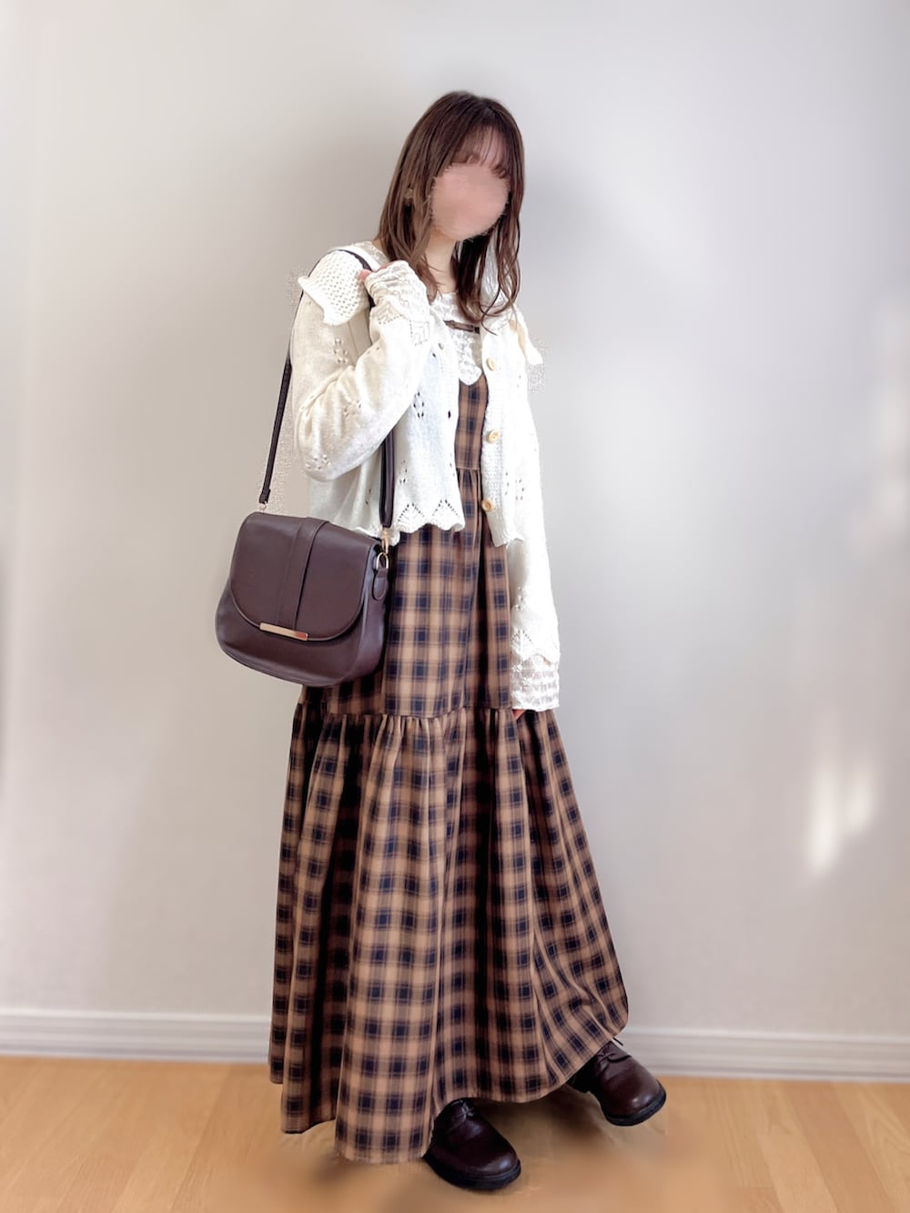 ホワイト系のカーディガン/ボレロ、ベージュ系のワンピース、ホワイト系のTシャツ/カットソーを着用したレディースの秋コーディネートの5枚目の写真