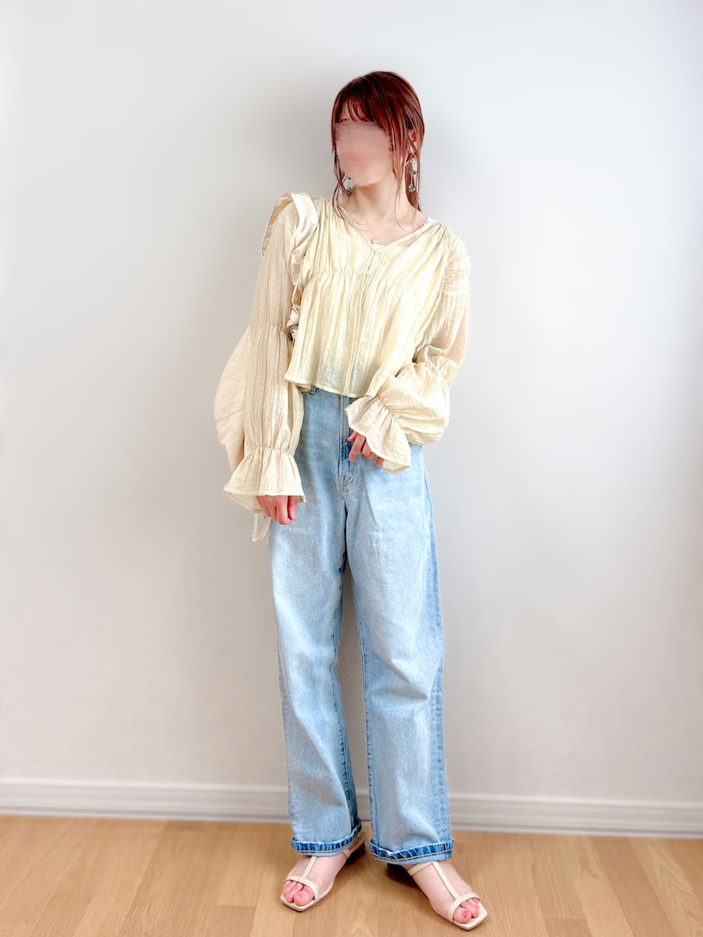 イエロー系のシャツ/ブラウス、ブルー系のデニムパンツ、ホワイト系のショルダーバッグを着用したレディースの夏コーディネートの4枚目の写真