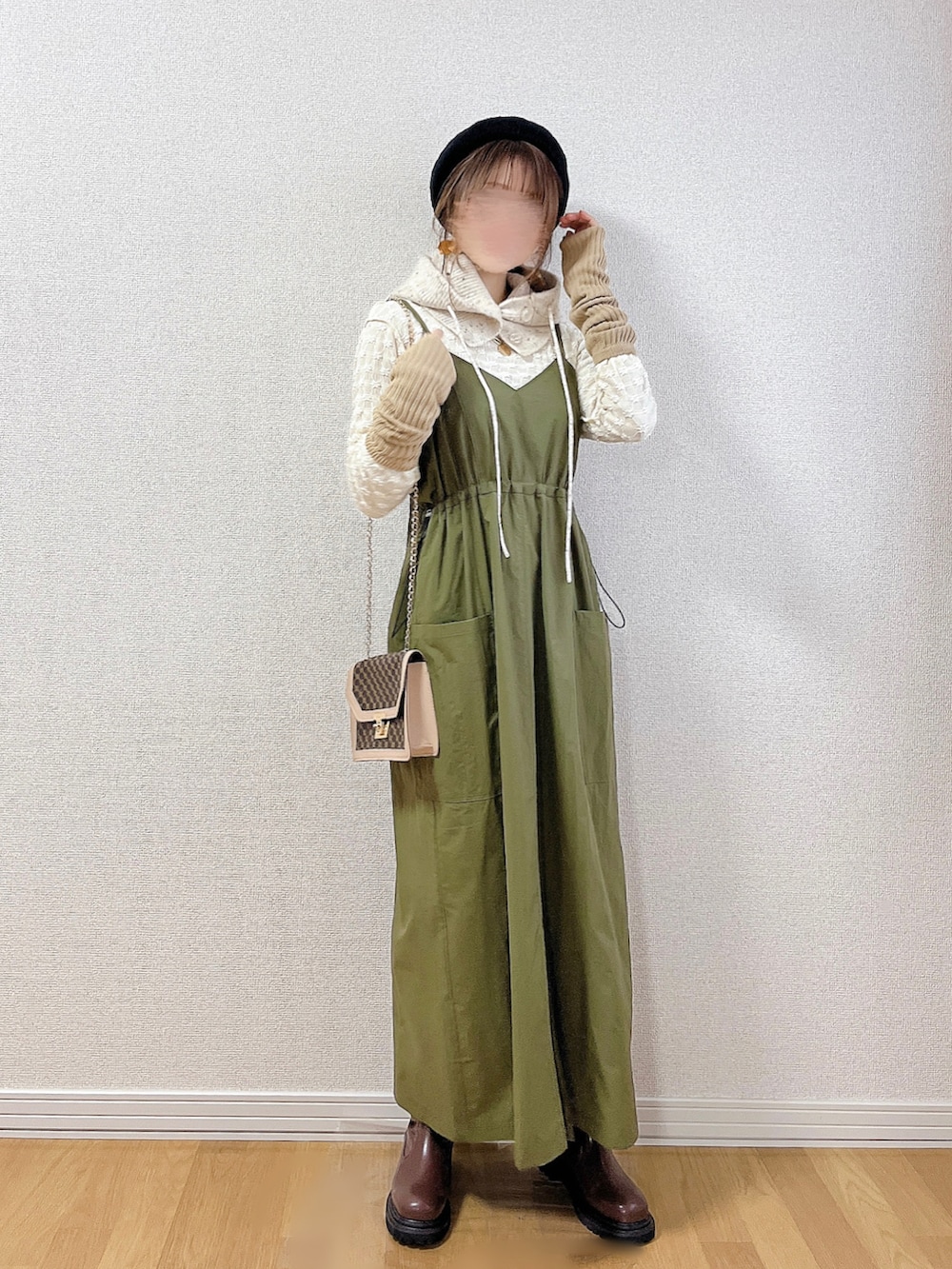 グリーン系のワンピース、ホワイト系のTシャツ/カットソー、ブラウン系のブーツを着用したレディースの秋コーディネートの2枚目の写真