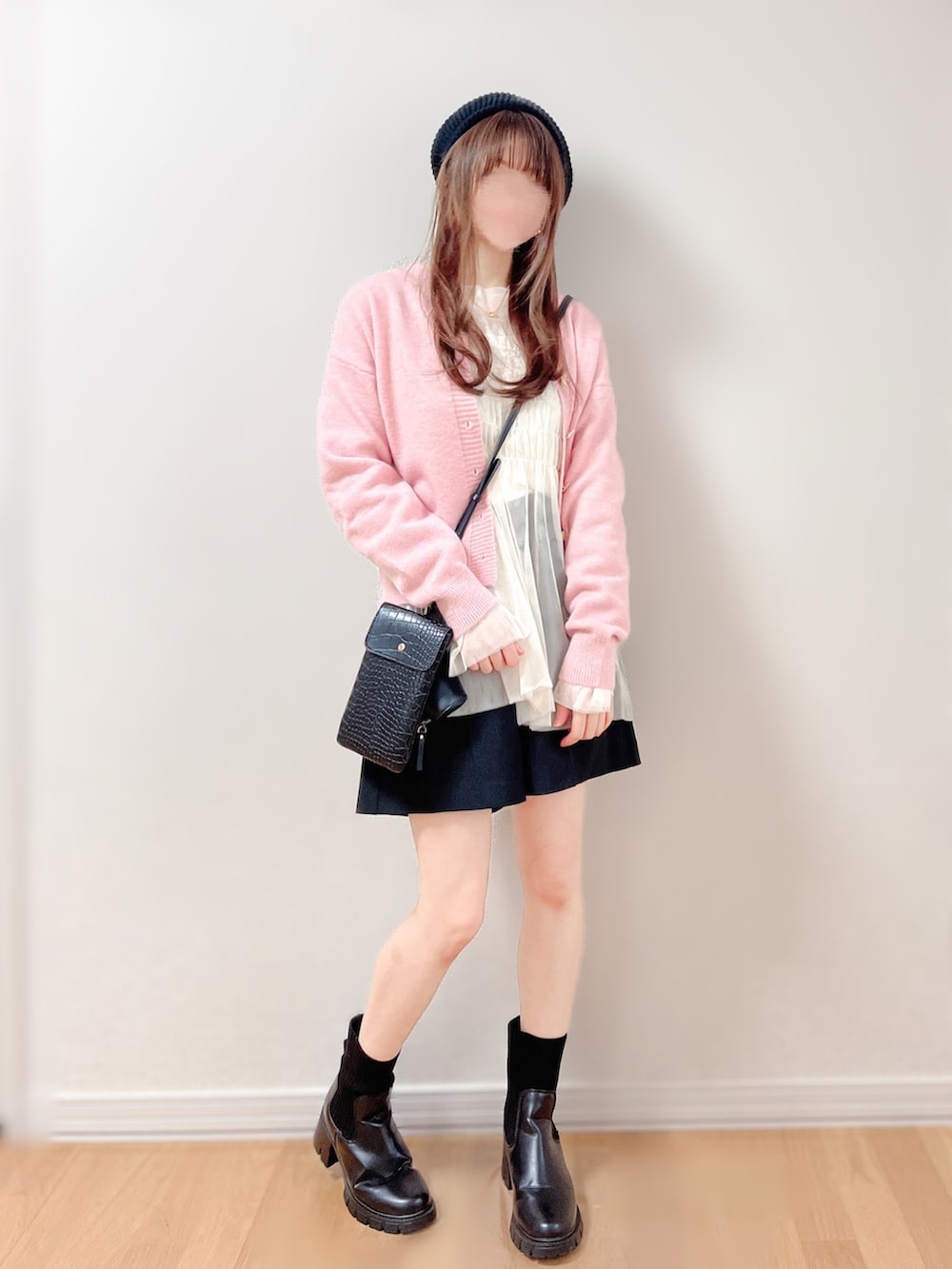 ピンク系のカーディガン/ボレロ、ホワイト系のTシャツ/カットソー、ブラック系のその他パンツを着用したレディースの秋コーディネートの2枚目の写真