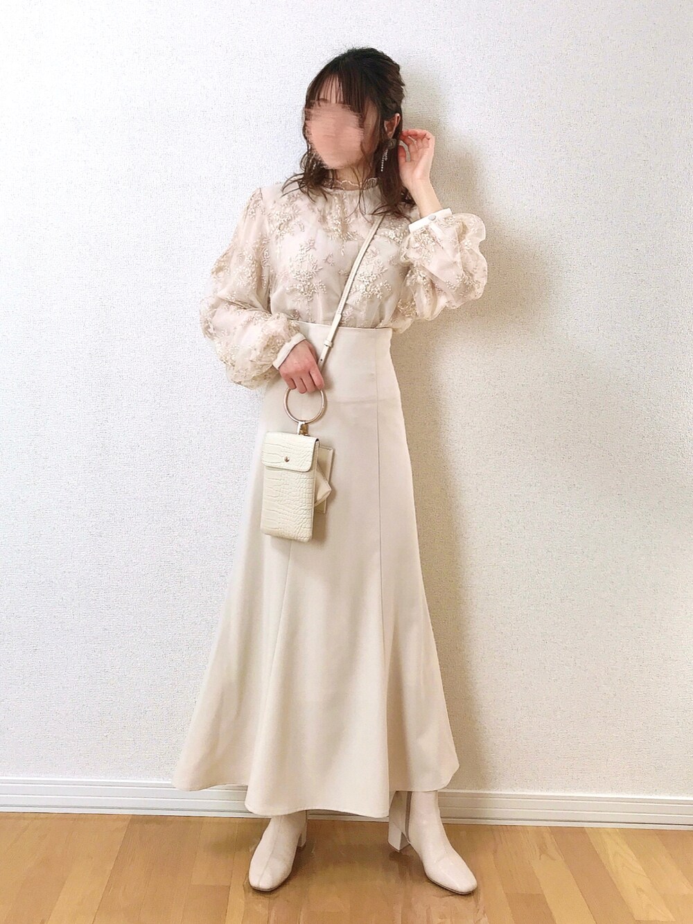 イエロー系のカーディガン/ボレロ、ホワイト系のシャツ/ブラウス、ホワイト系のスカートを着用したレディースの春コーディネートの4枚目の写真