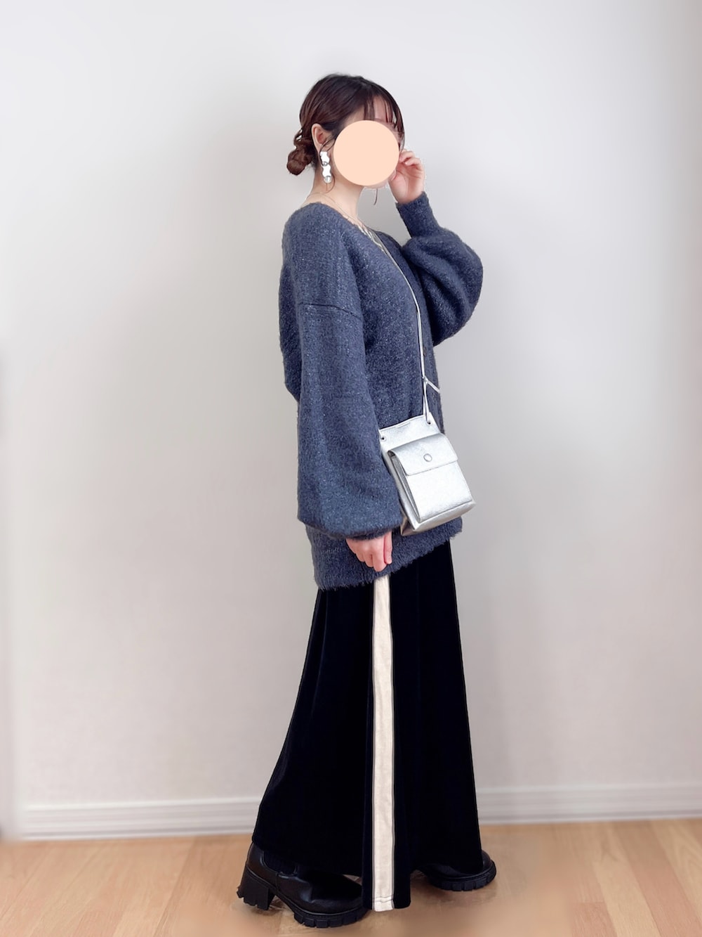 グレー系のカーディガン/ボレロ、グレー系のキャミソール、ブラック系のスカートを着用したレディースの冬コーディネートの3枚目の写真
