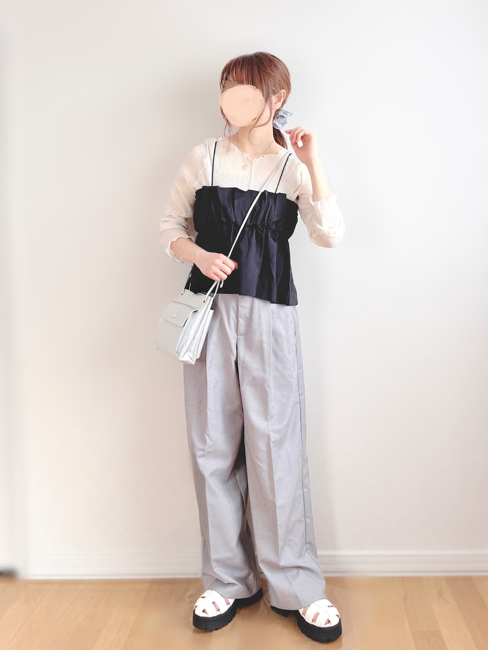 ブラック系のキャミソール、グレー系のスラックス、シルバー系のショルダーバッグを着用したレディースの夏コーディネートの3枚目の写真