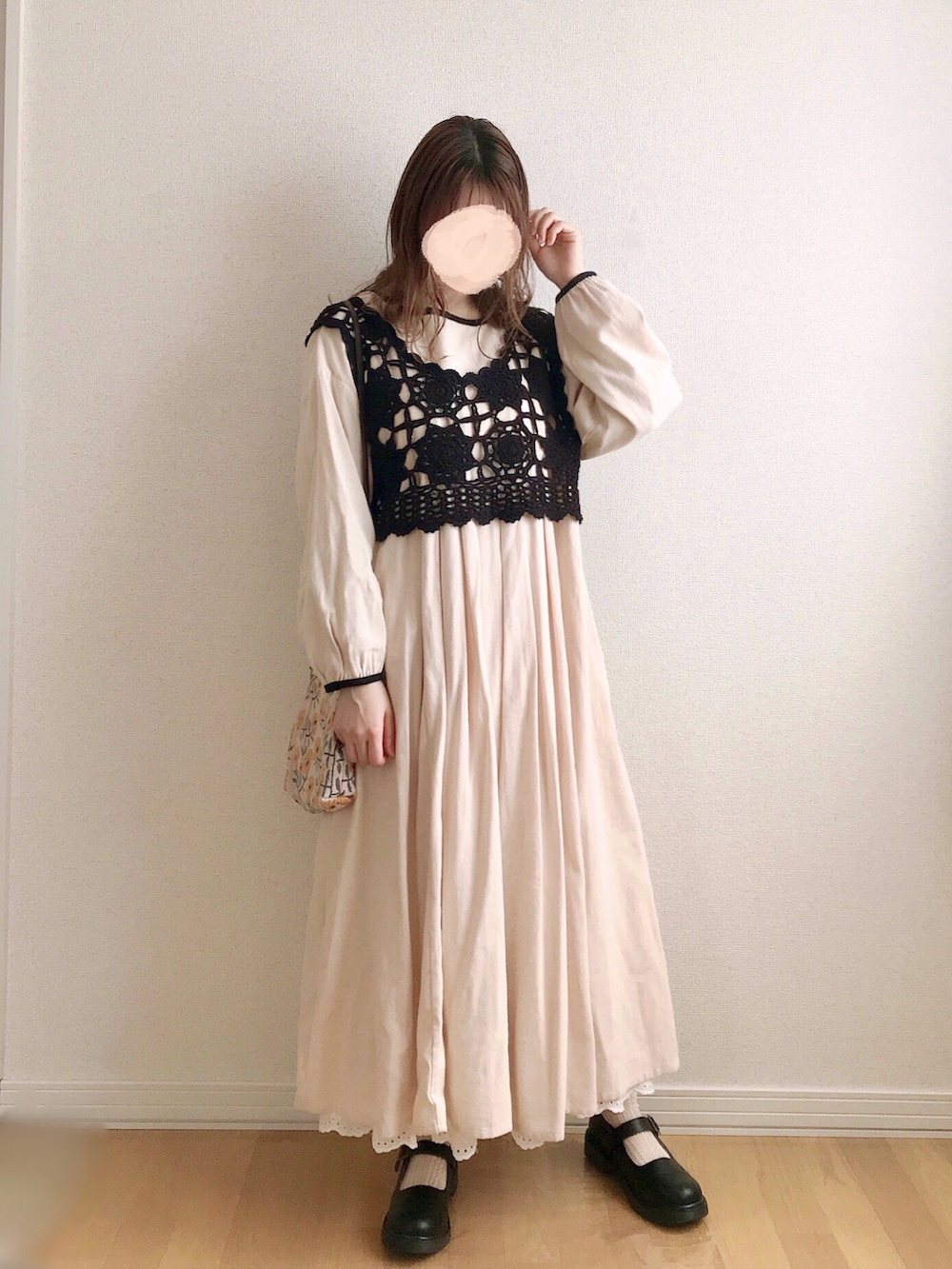 ホワイト系のワンピース、ブラック系のベスト、ブラック系のその他シューズを着用したレディースの春コーディネートの2枚目の写真