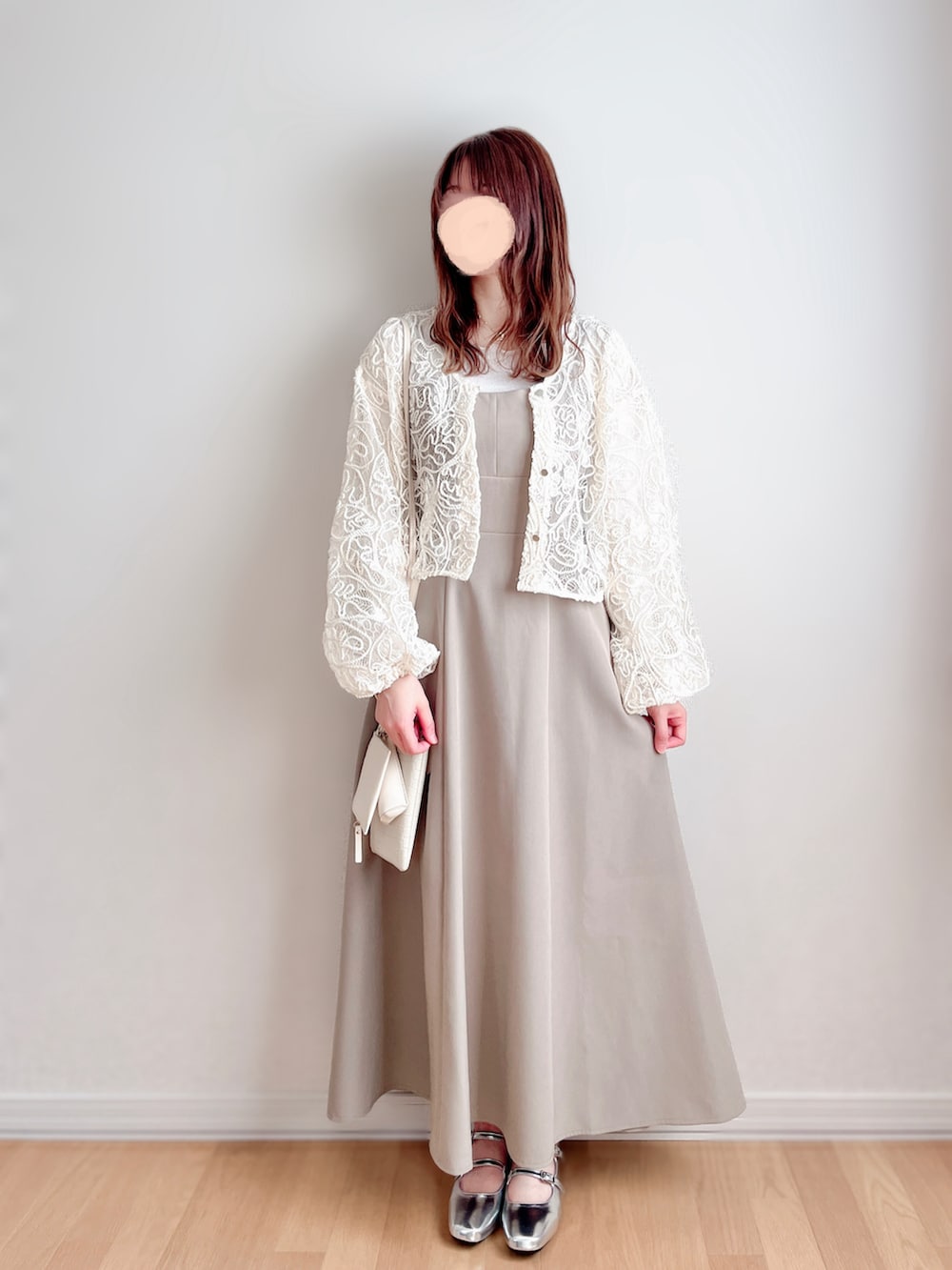 ホワイト系のカーディガン/ボレロ、ベージュ系のワンピース/ドレス、シルバー系のパンプスを着用したレディースの夏コーディネートの3枚目の写真