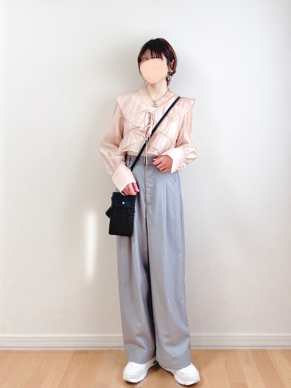 ピンク系のシャツ/ブラウス、グレー系のスラックス、ベージュ系のスニーカーを着用したレディースの春コーディネートの3枚目の写真